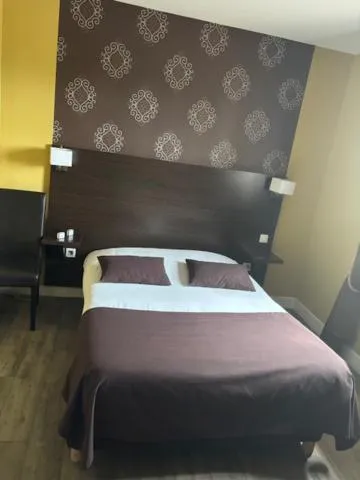 Bed in Logis Hôtel de la Tour