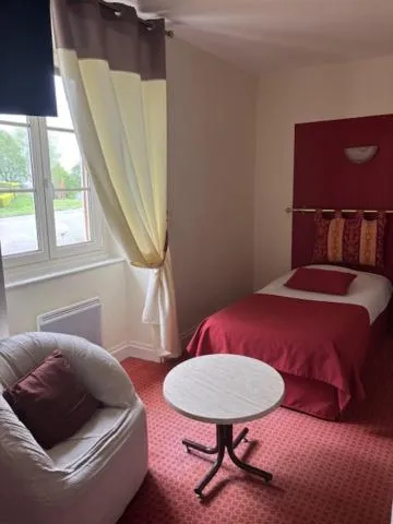 Bed in Logis Hôtel de la Tour