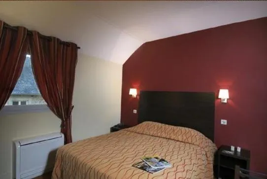 Bedroom, Bed in Logis Hôtel de la Tour