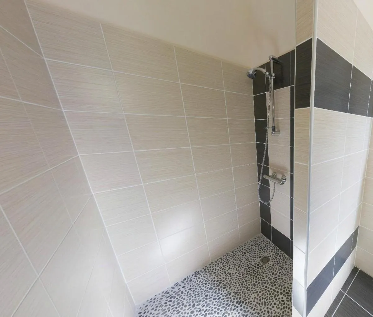 Shower in Logis Hôtel de la Tour