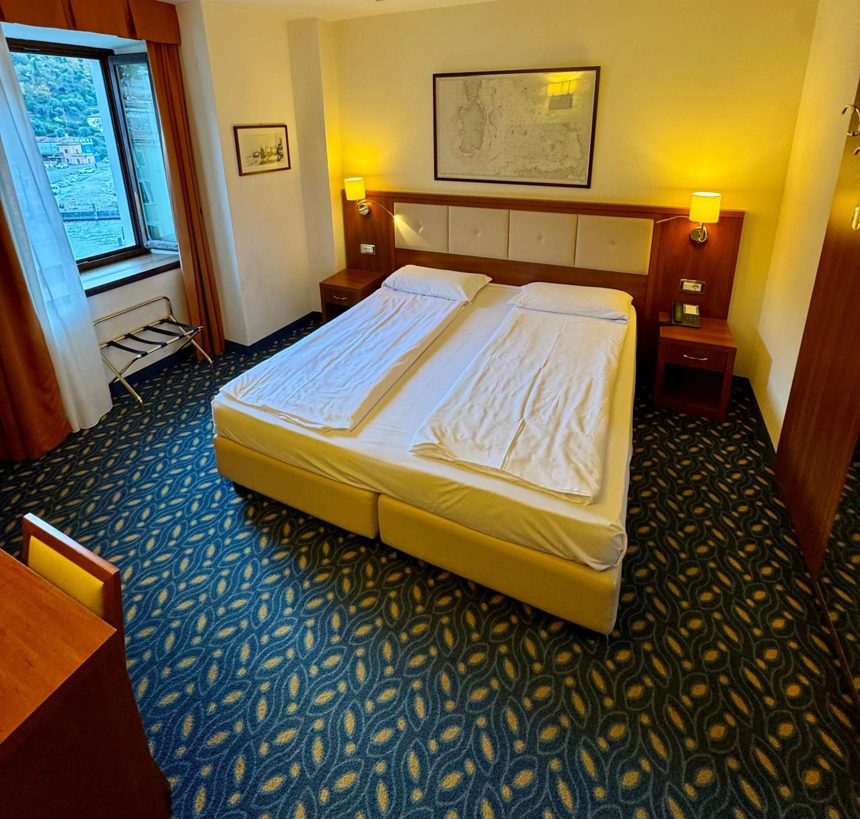 Bedroom, Bed in Lake Hotel Benaco
