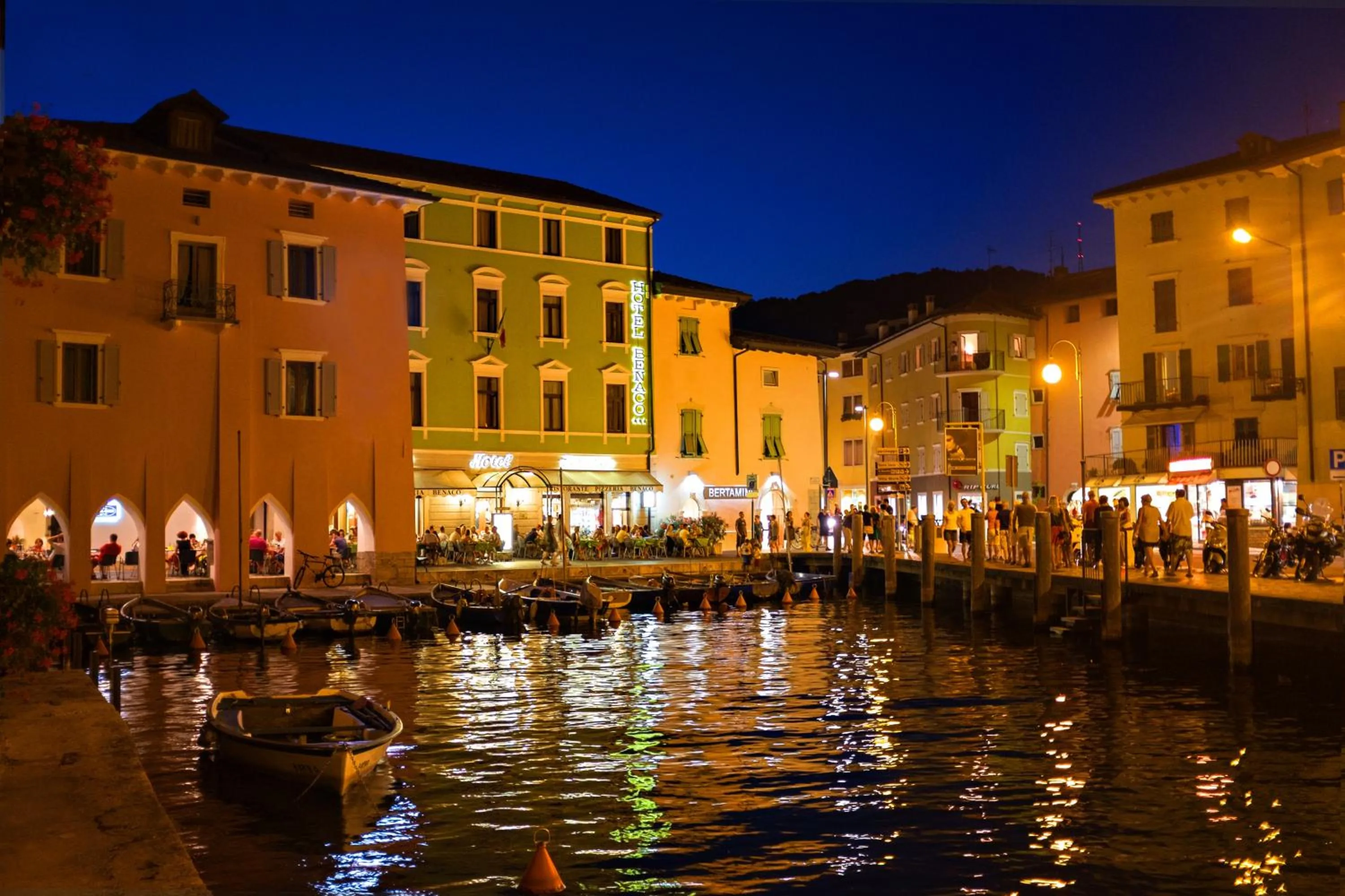 Restaurant/places to eat in Lake Hotel Benaco