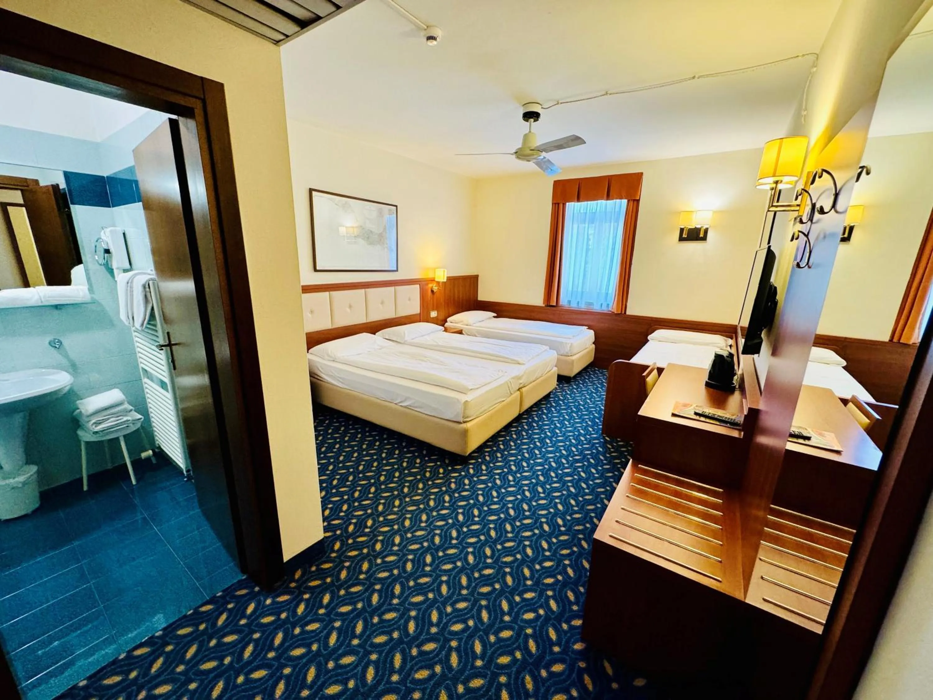 Bedroom, Bed in Lake Hotel Benaco