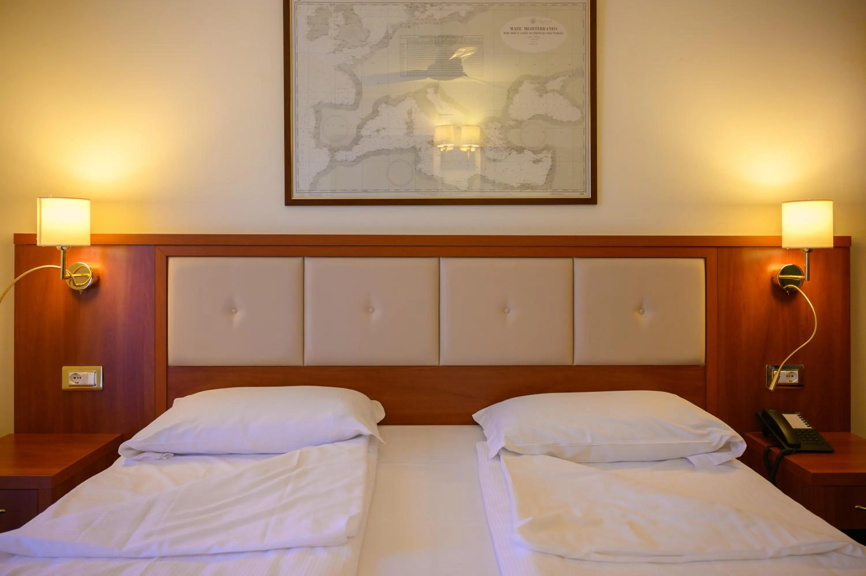 Bedroom, Bed in Lake Hotel Benaco