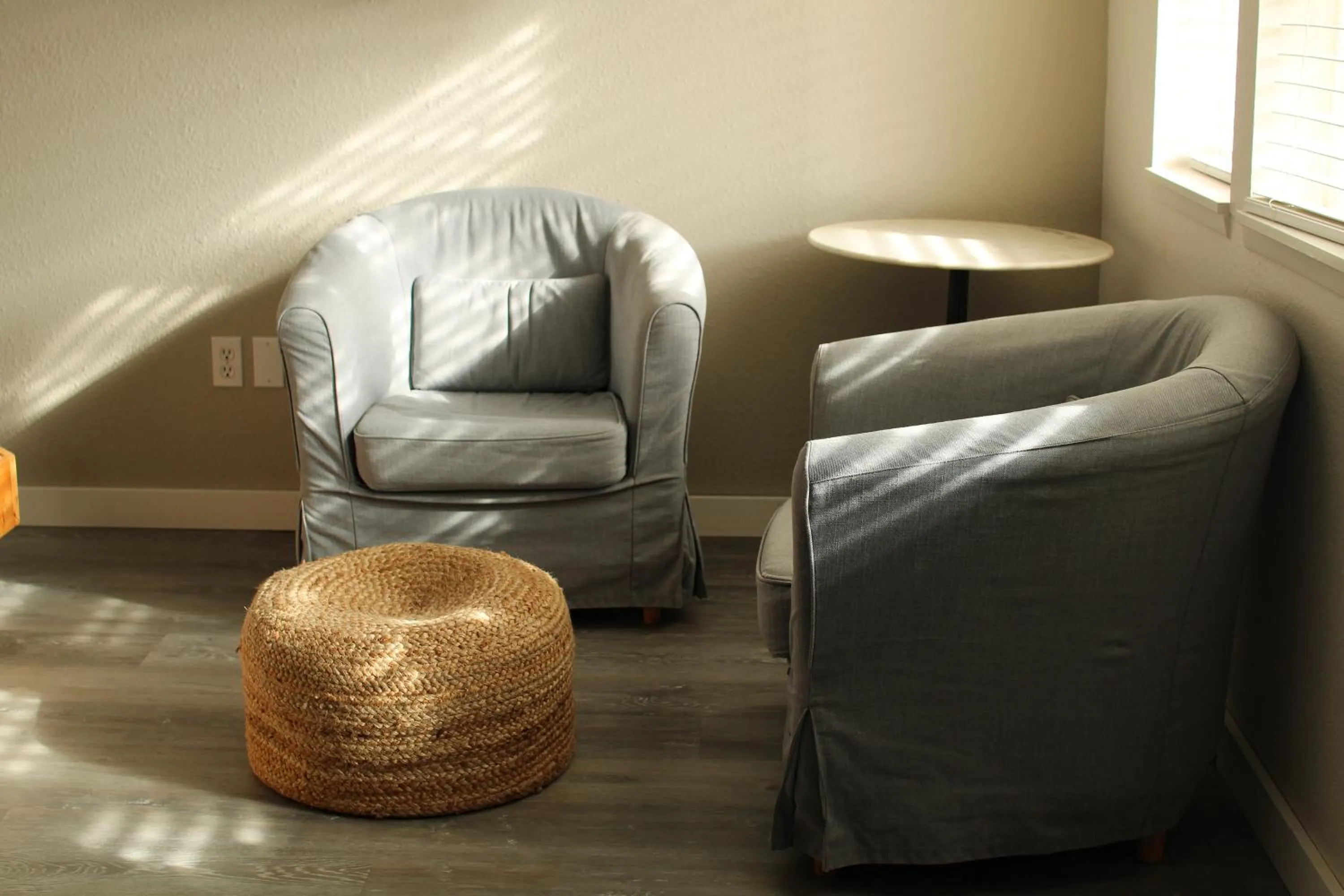 Seating area in Boardwalk Cottages