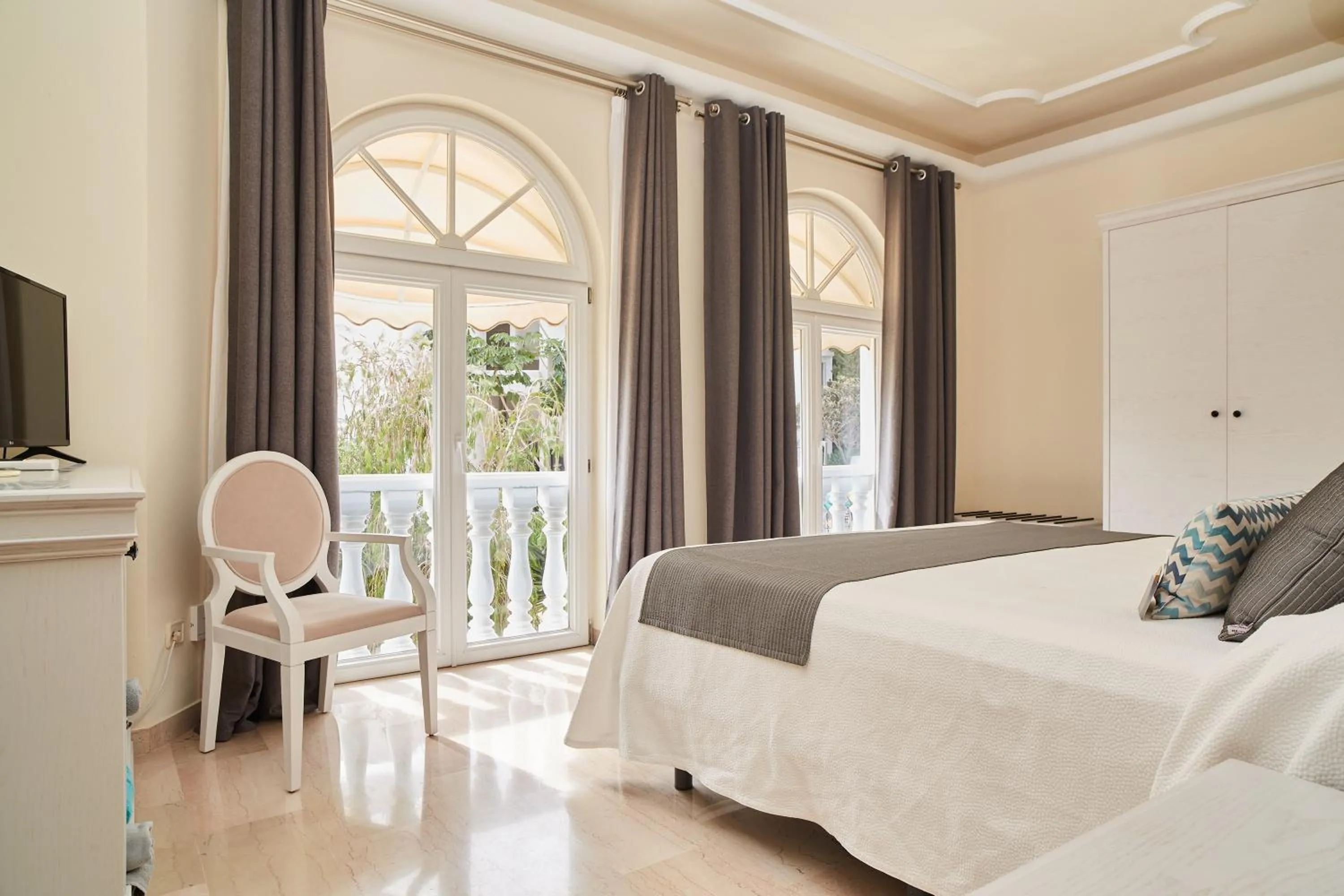 Garden view, Bed in Grand Hotel Palladium Santa Eulalia del Rio