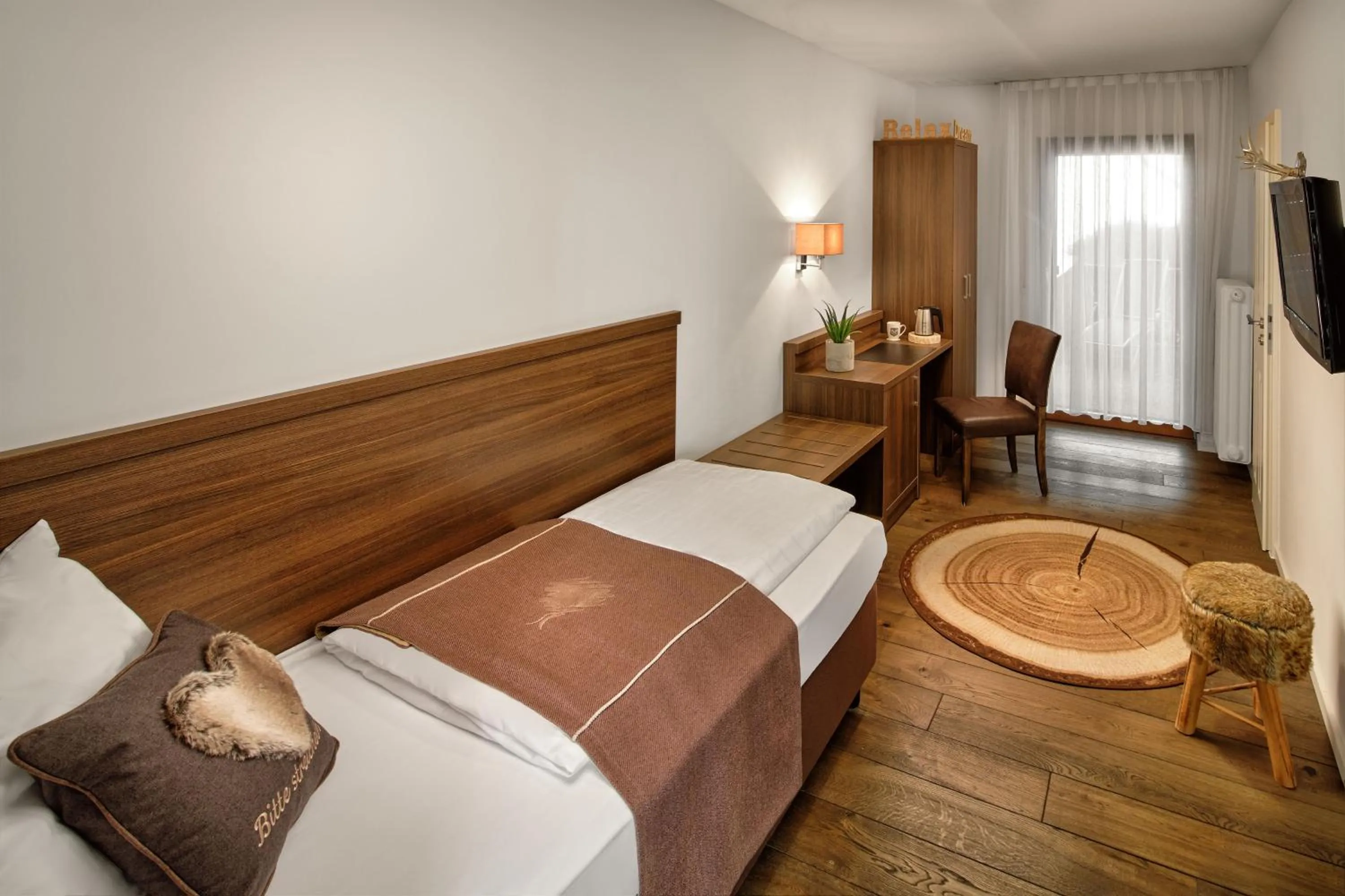 Photo of the whole room, Bed in Neo Hotel Linde Esslingen