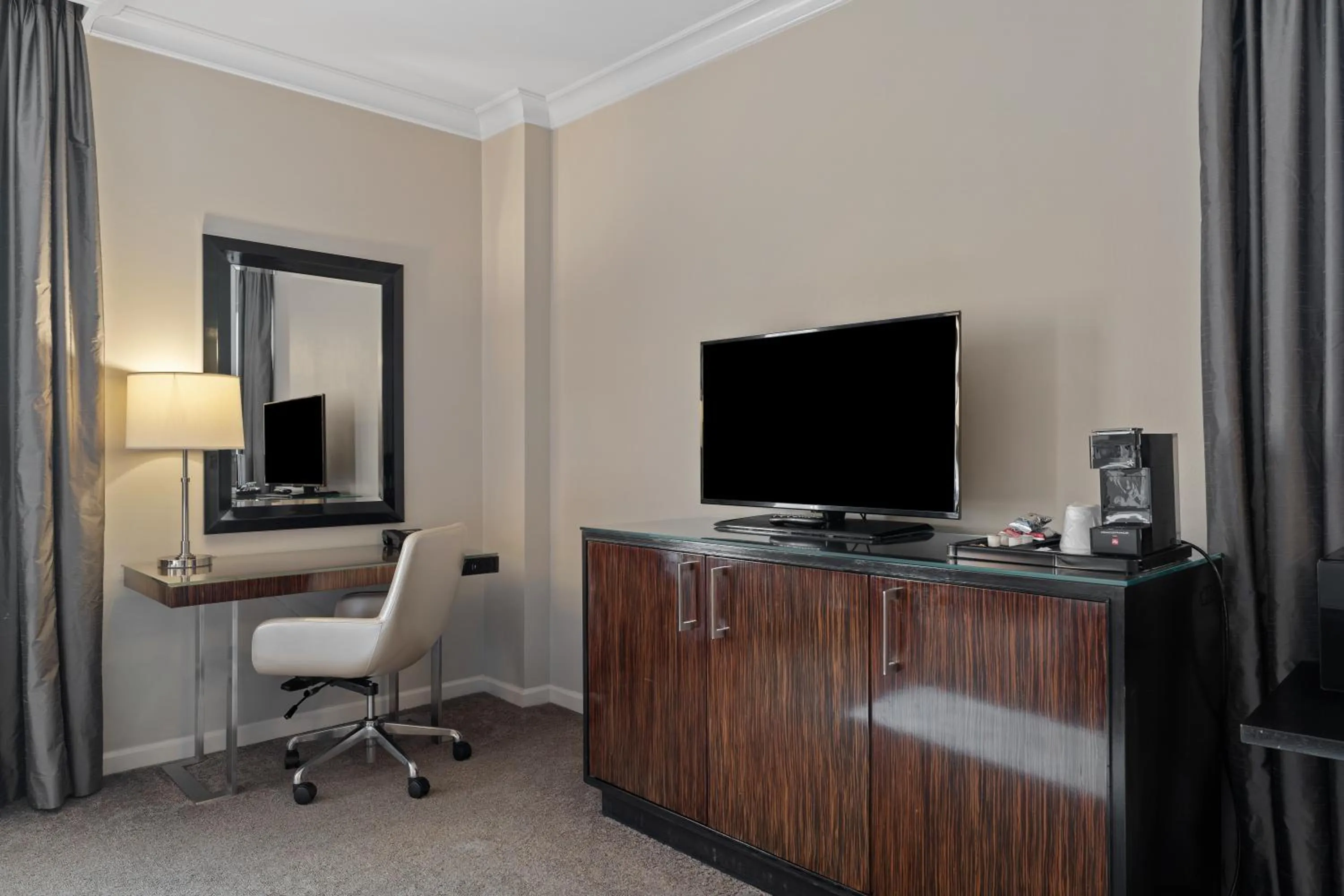 TV and multimedia in Hotel De Anza