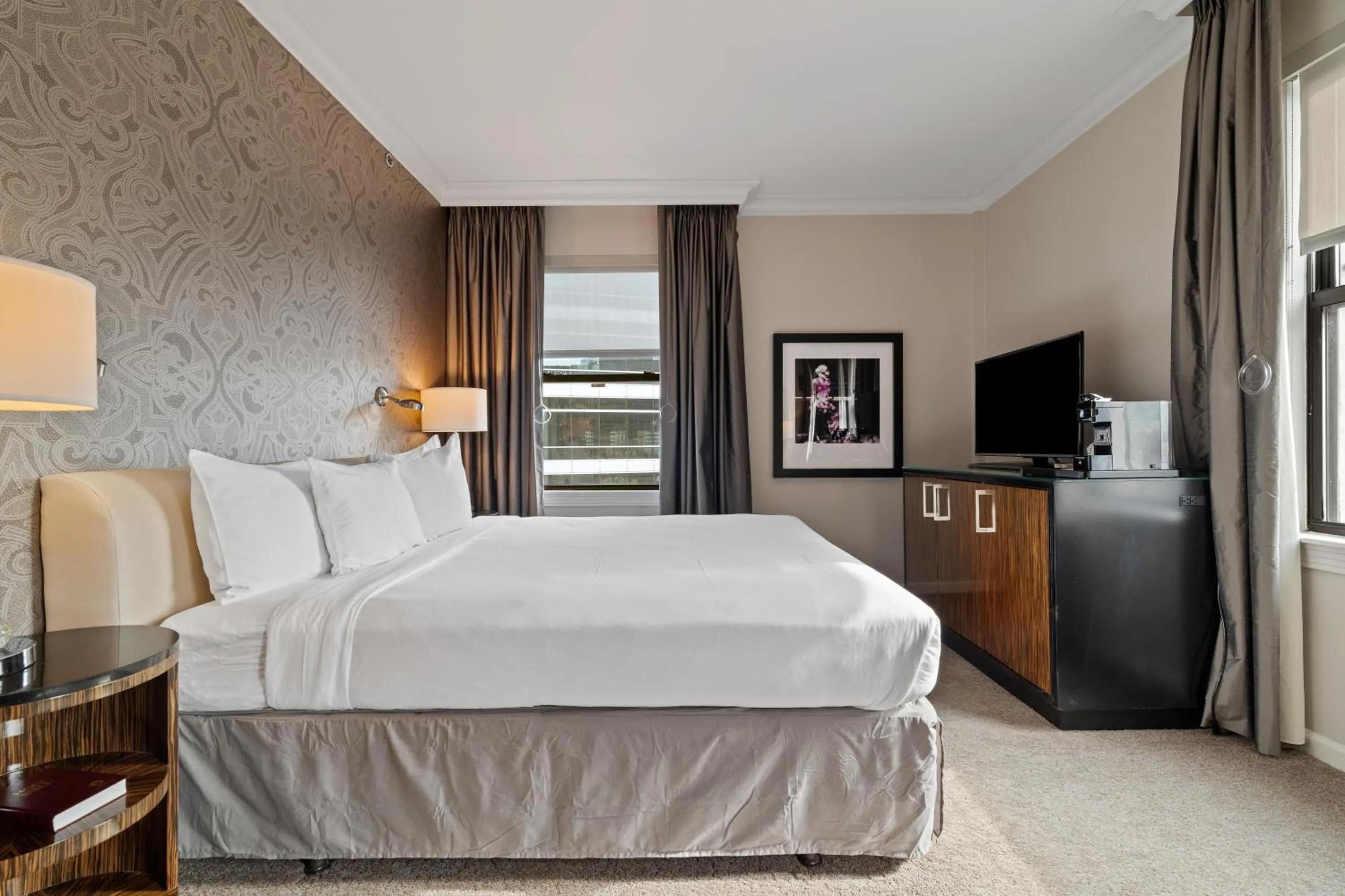 Bed in Hotel De Anza