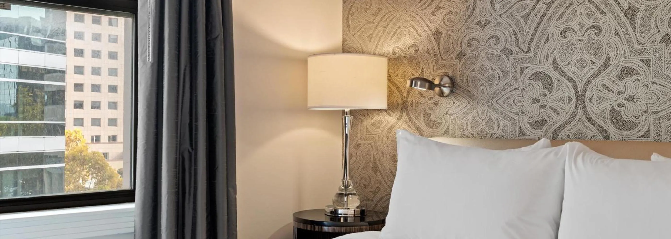 Bed in Hotel De Anza