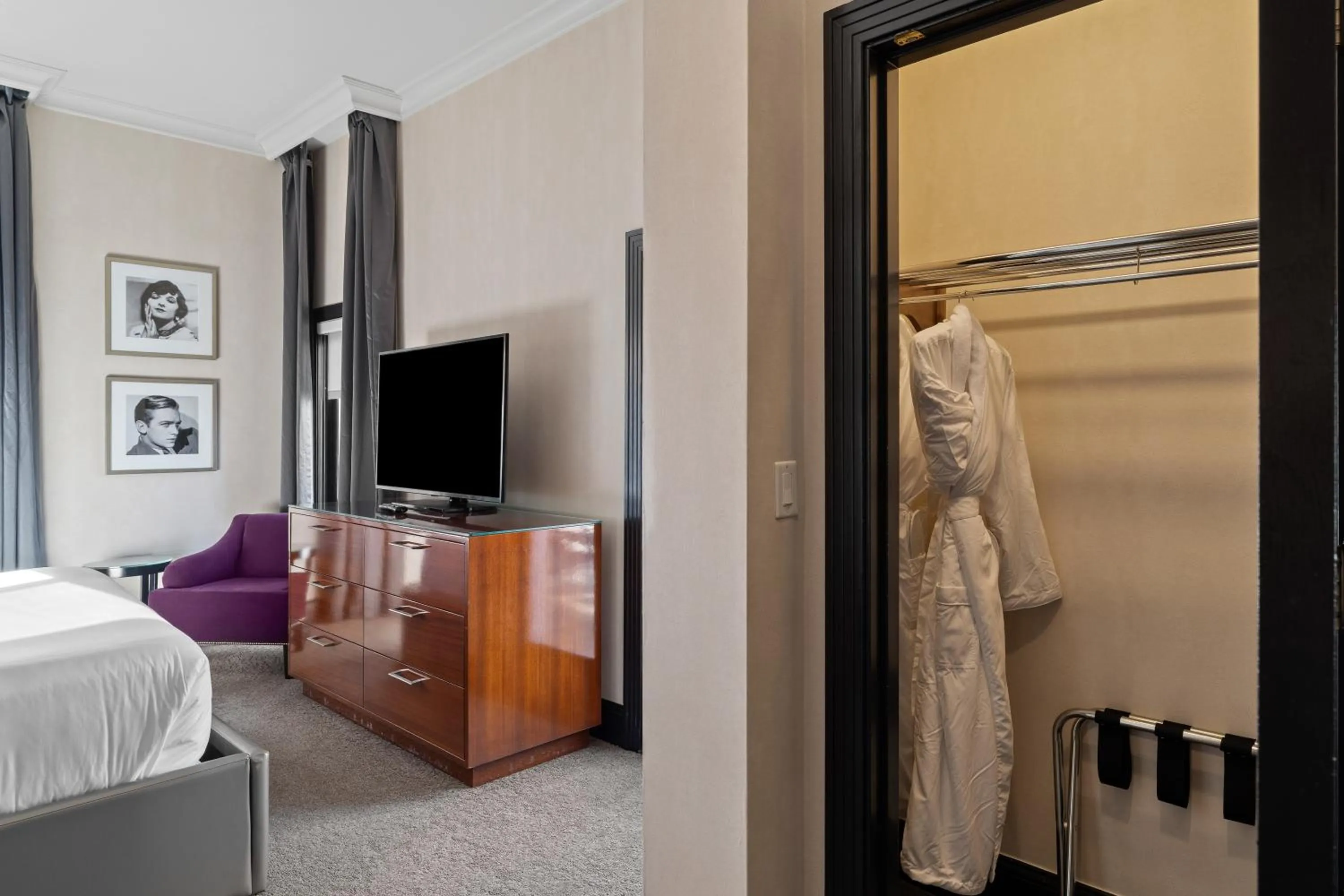 Bed in Hotel De Anza