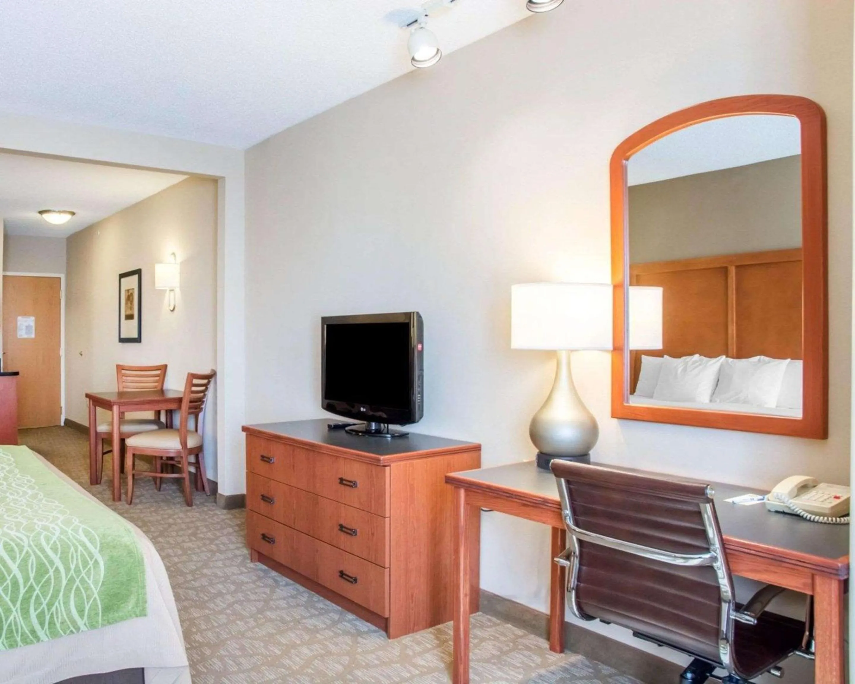 Bedroom, Bed in Comfort Inn & Suites West Chester - North Cincinnati