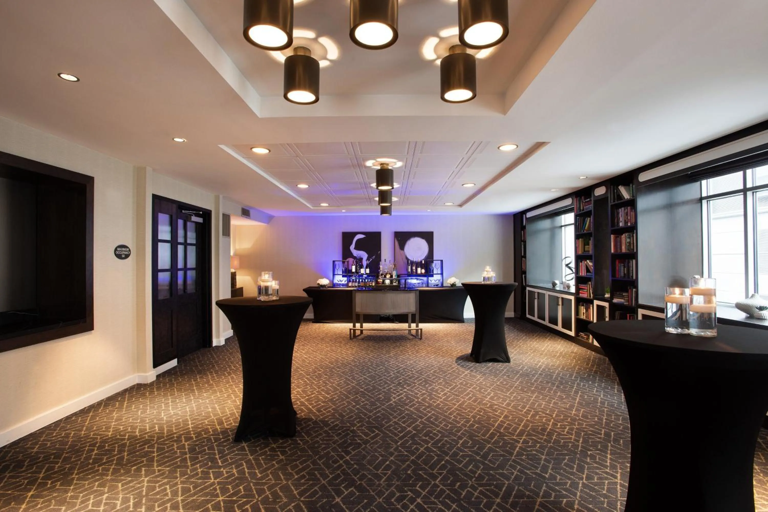 Lounge or bar in Magnolia Hotel Houston, a Tribute Portfolio Hotel