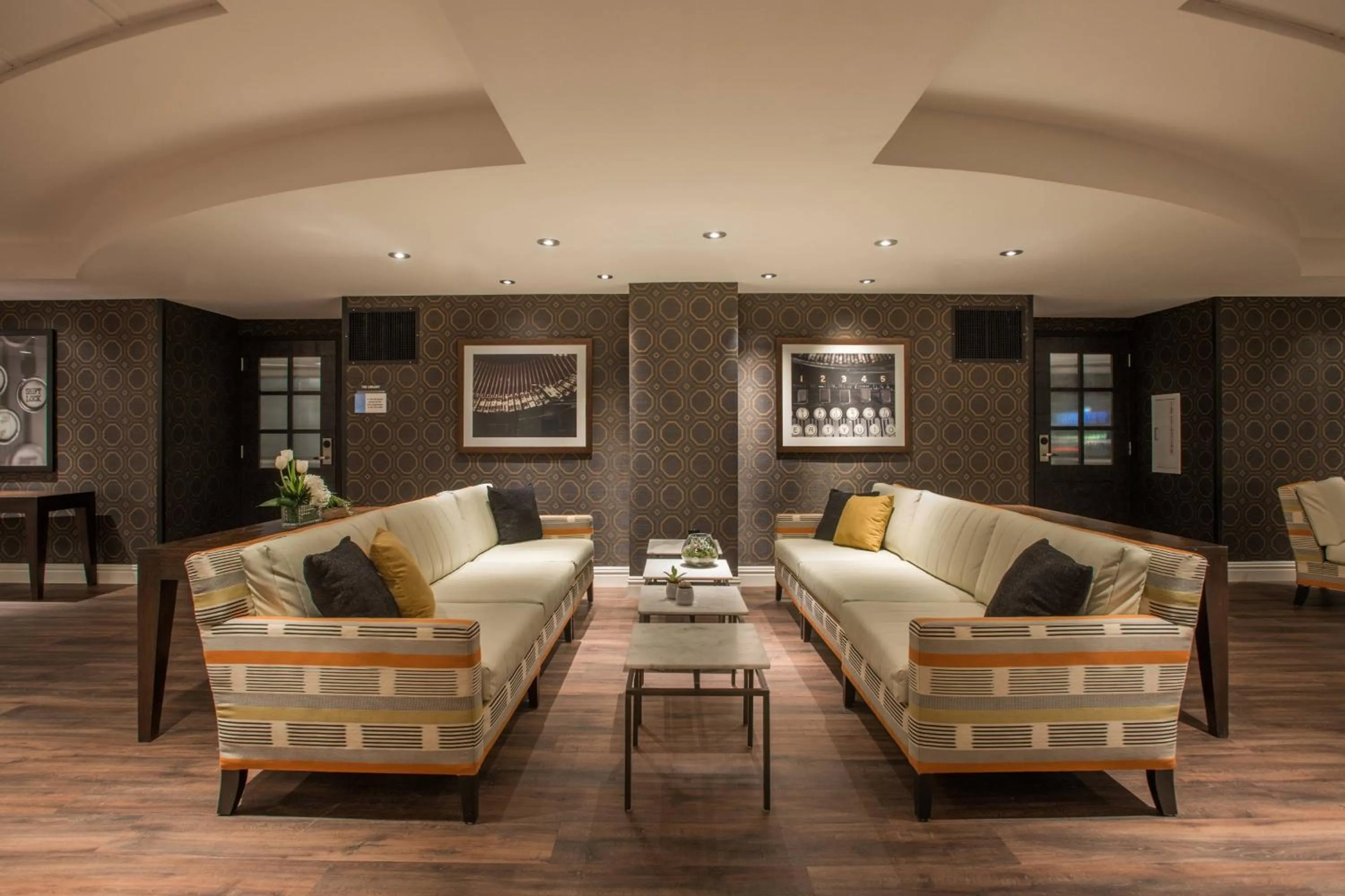 Lounge or bar in Magnolia Hotel Houston, a Tribute Portfolio Hotel