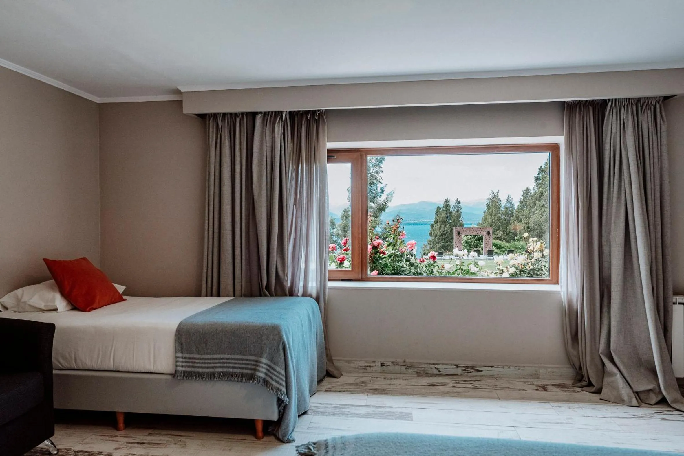 View (from property/room), Bed in Basia Hotel & Sushi