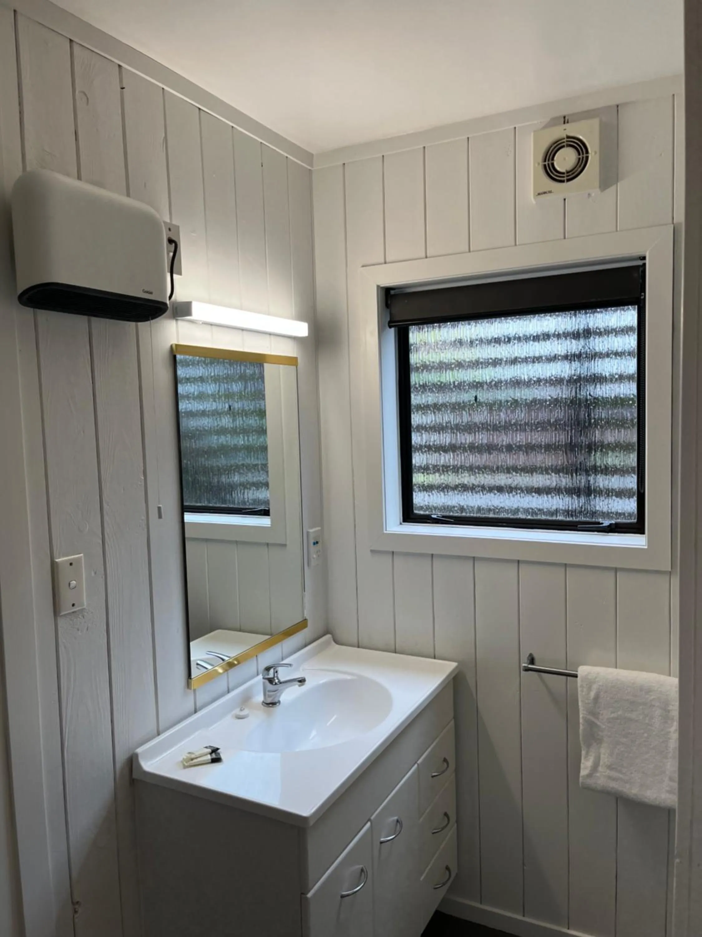 Bathroom in Alpine Motel