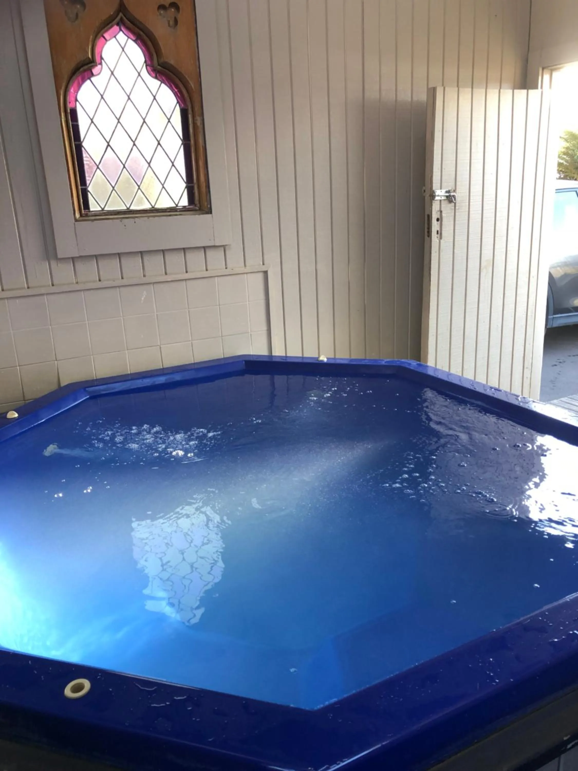 Swimming pool in Alpine Motel