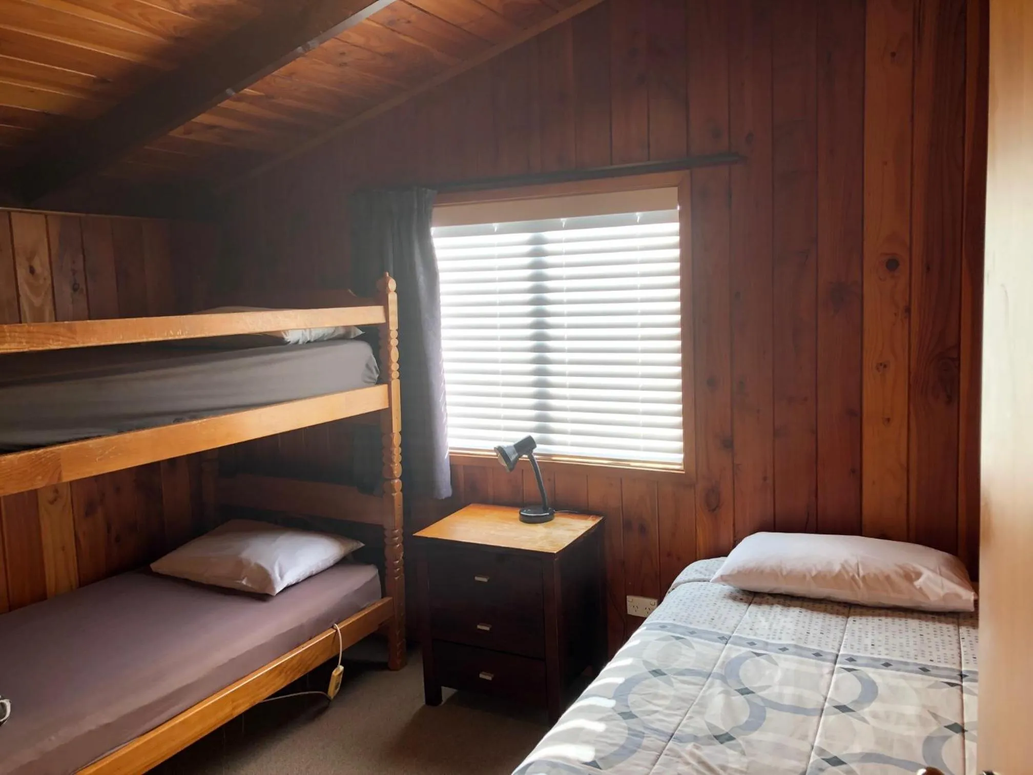 Bedroom, Bed in Alpine Motel