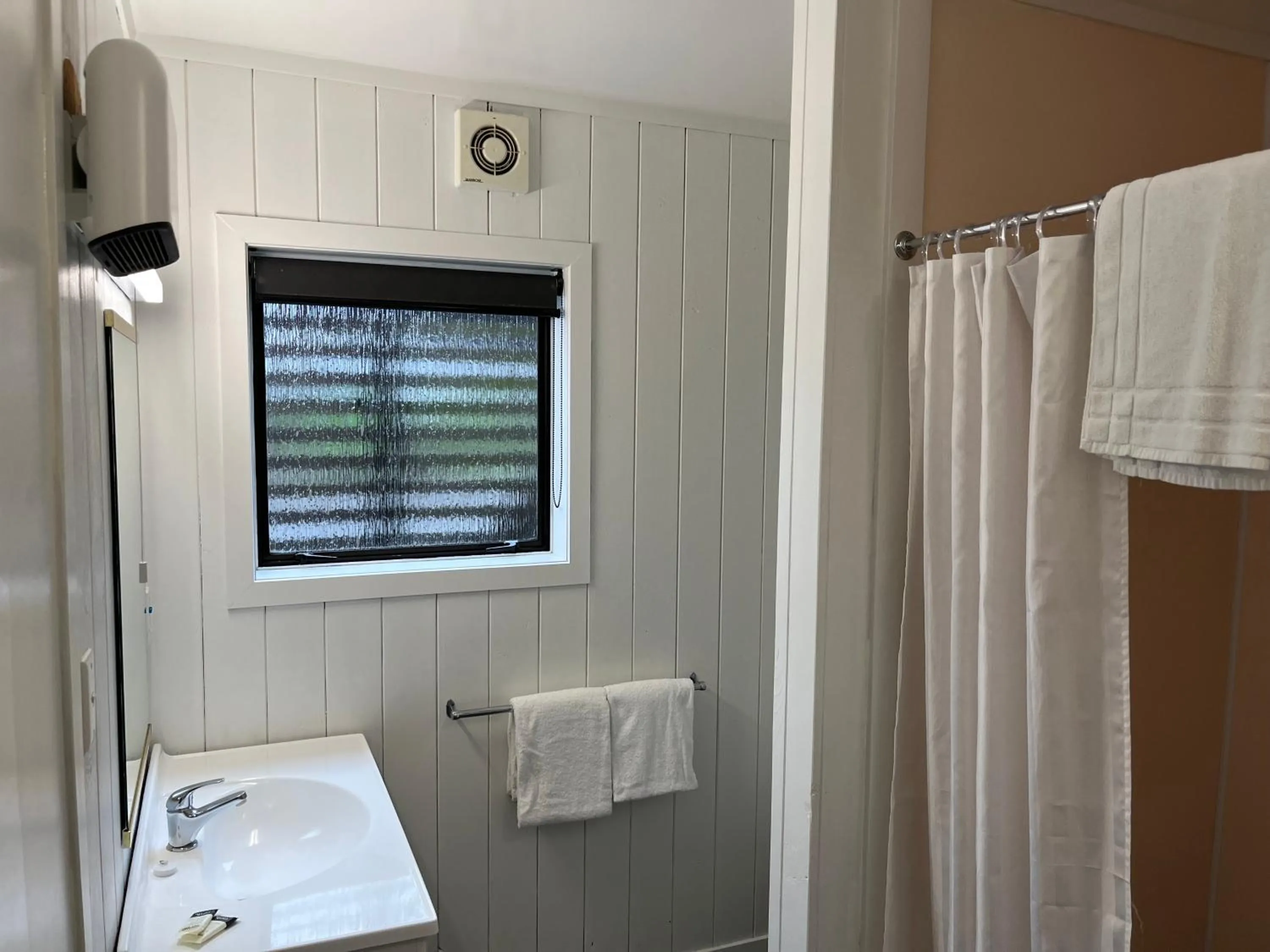 Bathroom in Alpine Motel