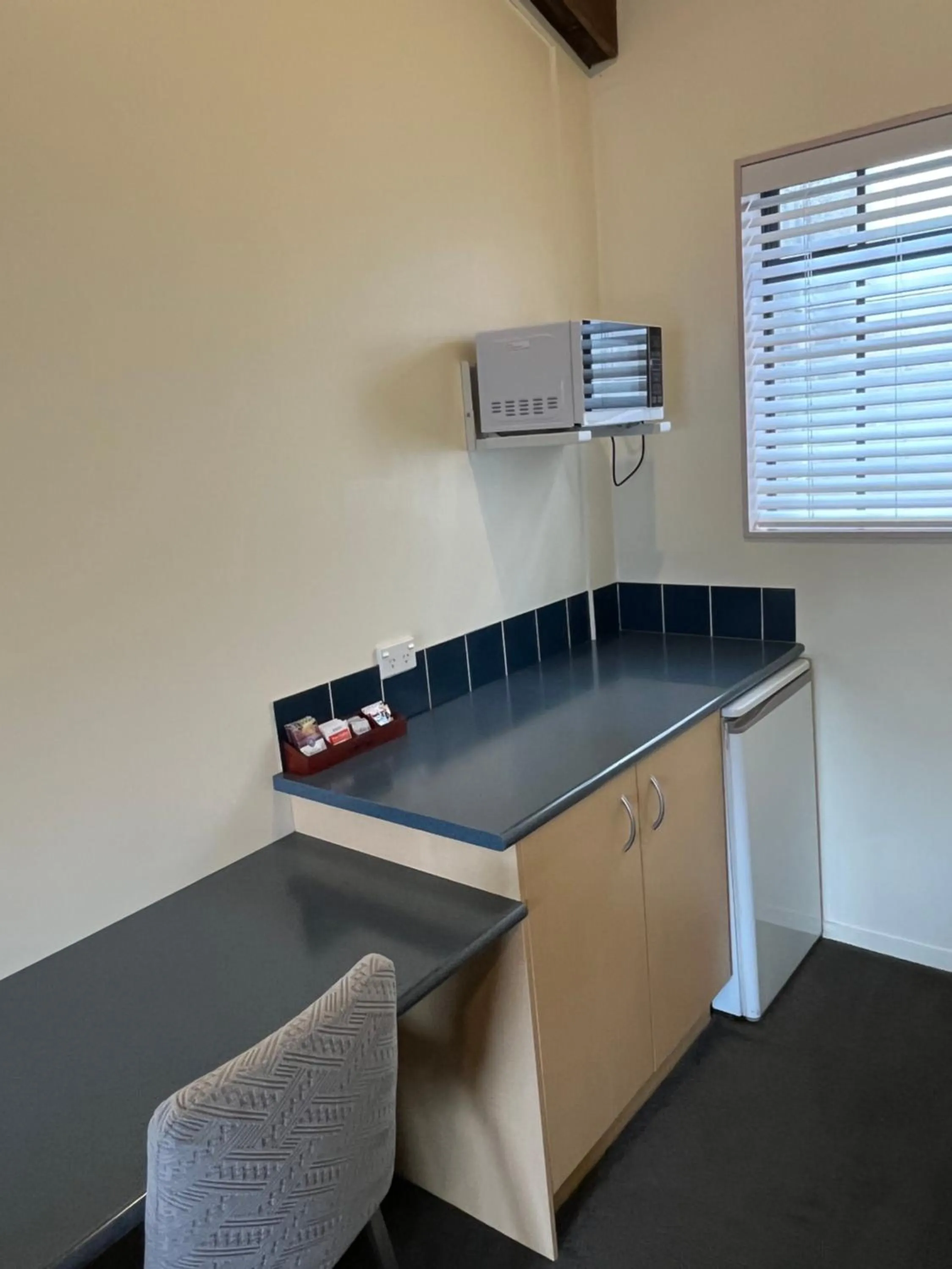 Kitchen or kitchenette in Alpine Motel