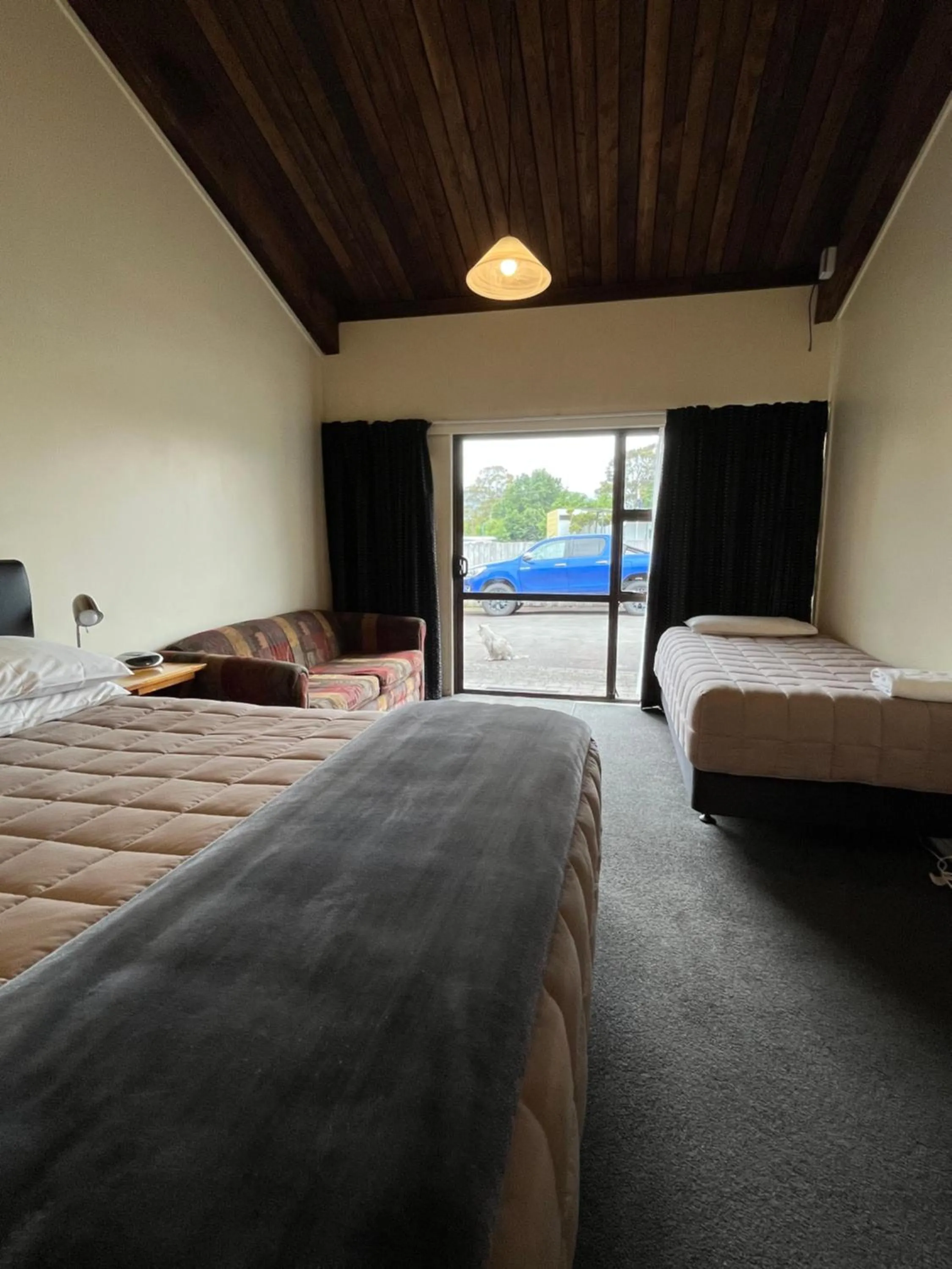 Bedroom, Bed in Alpine Motel