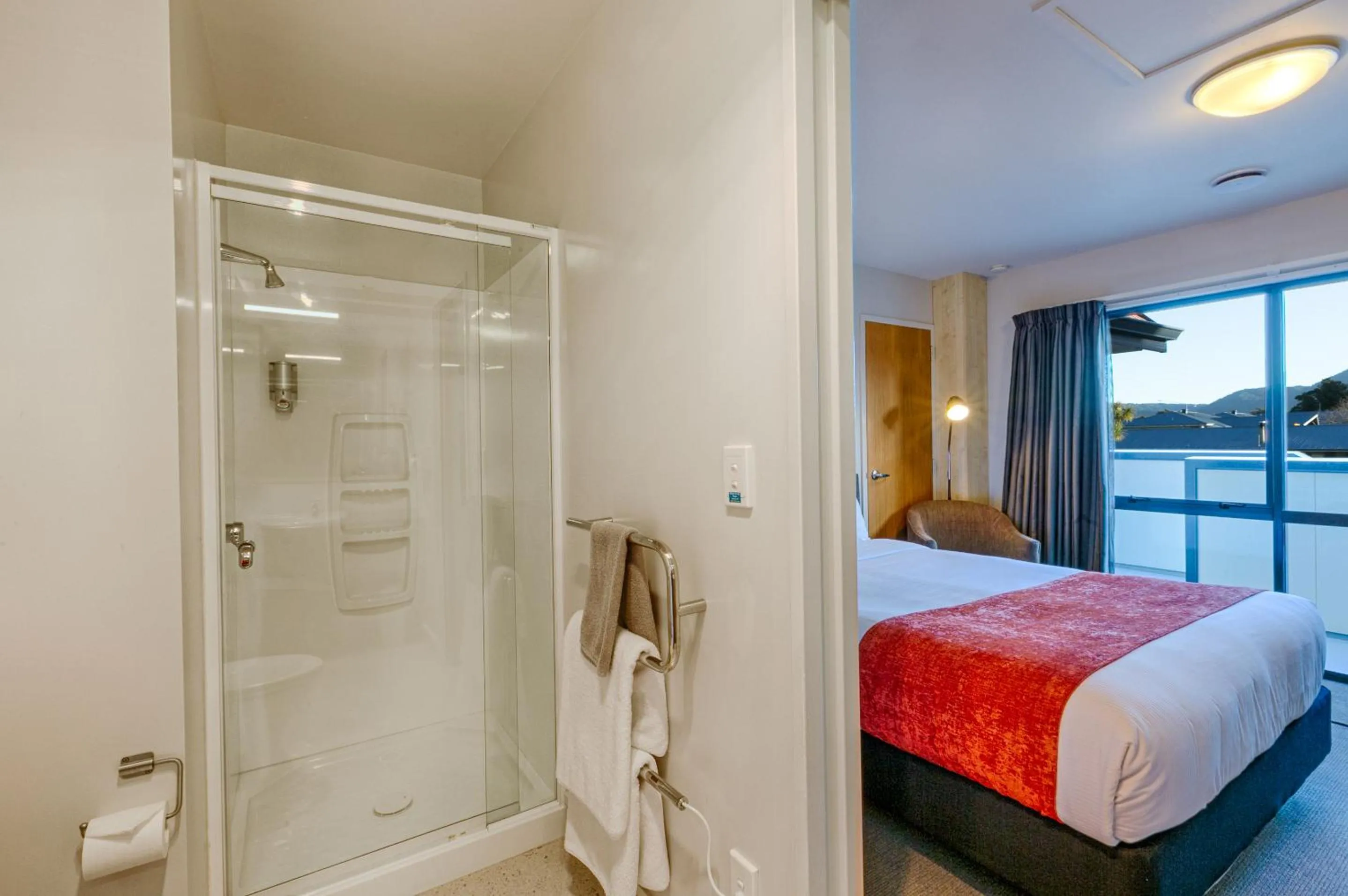 Bathroom, Bed in Bella Vista Motel Franz Josef Glacier