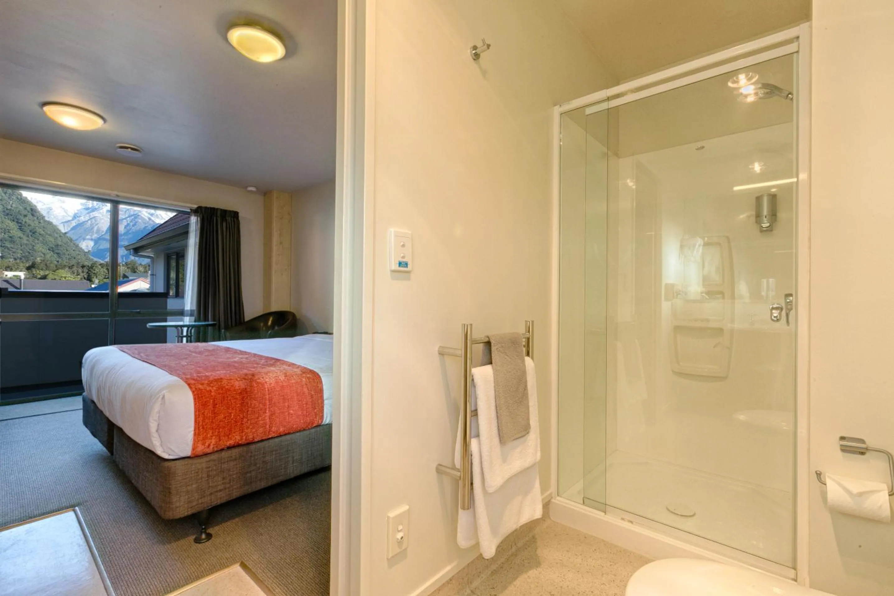 Bathroom, Bed in Bella Vista Motel Franz Josef Glacier