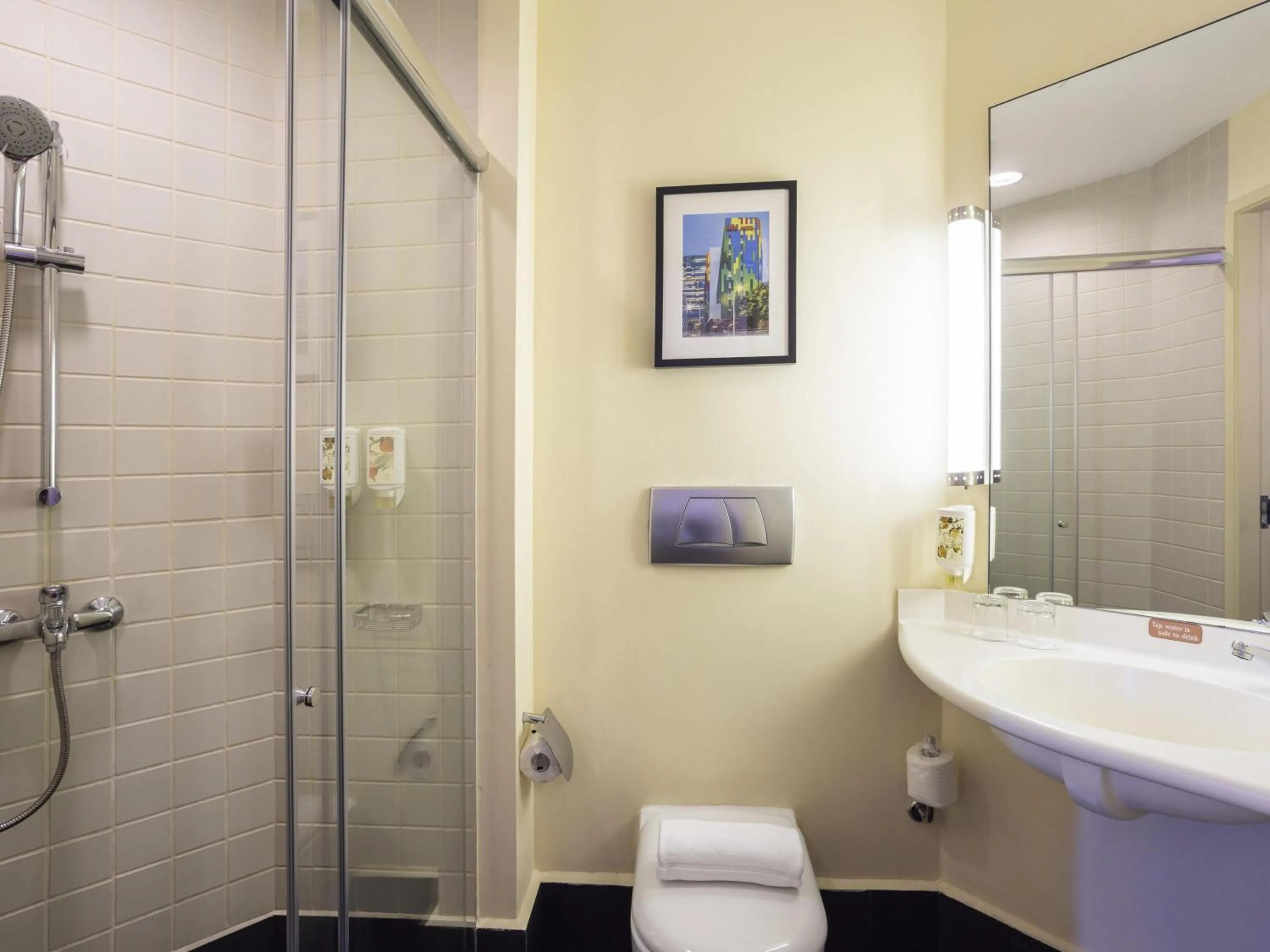 Bedroom in Ibis Singapore on Bencoolen - Newly Renovated