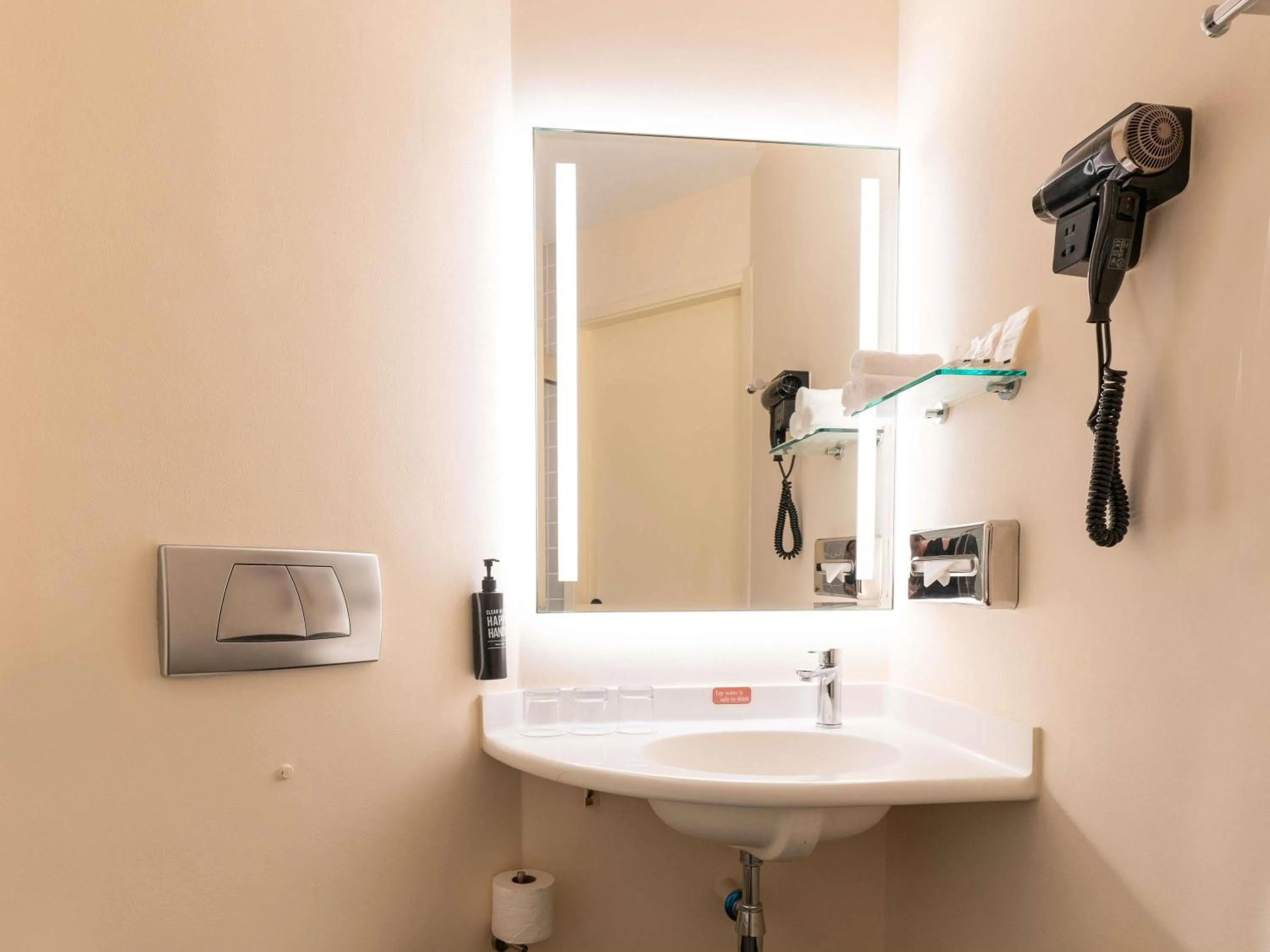 Bedroom in Ibis Singapore on Bencoolen - Newly Renovated