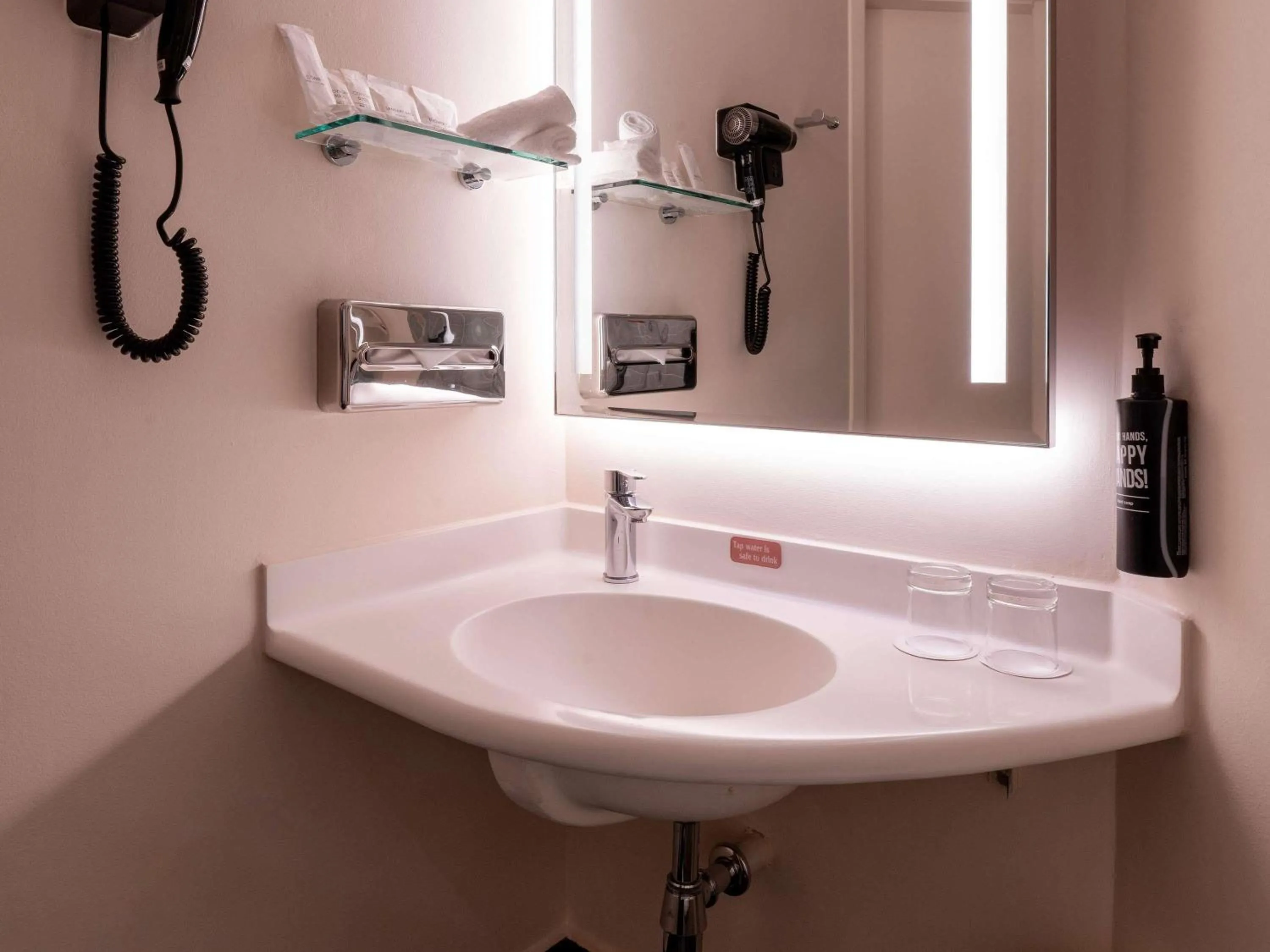 Bedroom in Ibis Singapore on Bencoolen - Newly Renovated