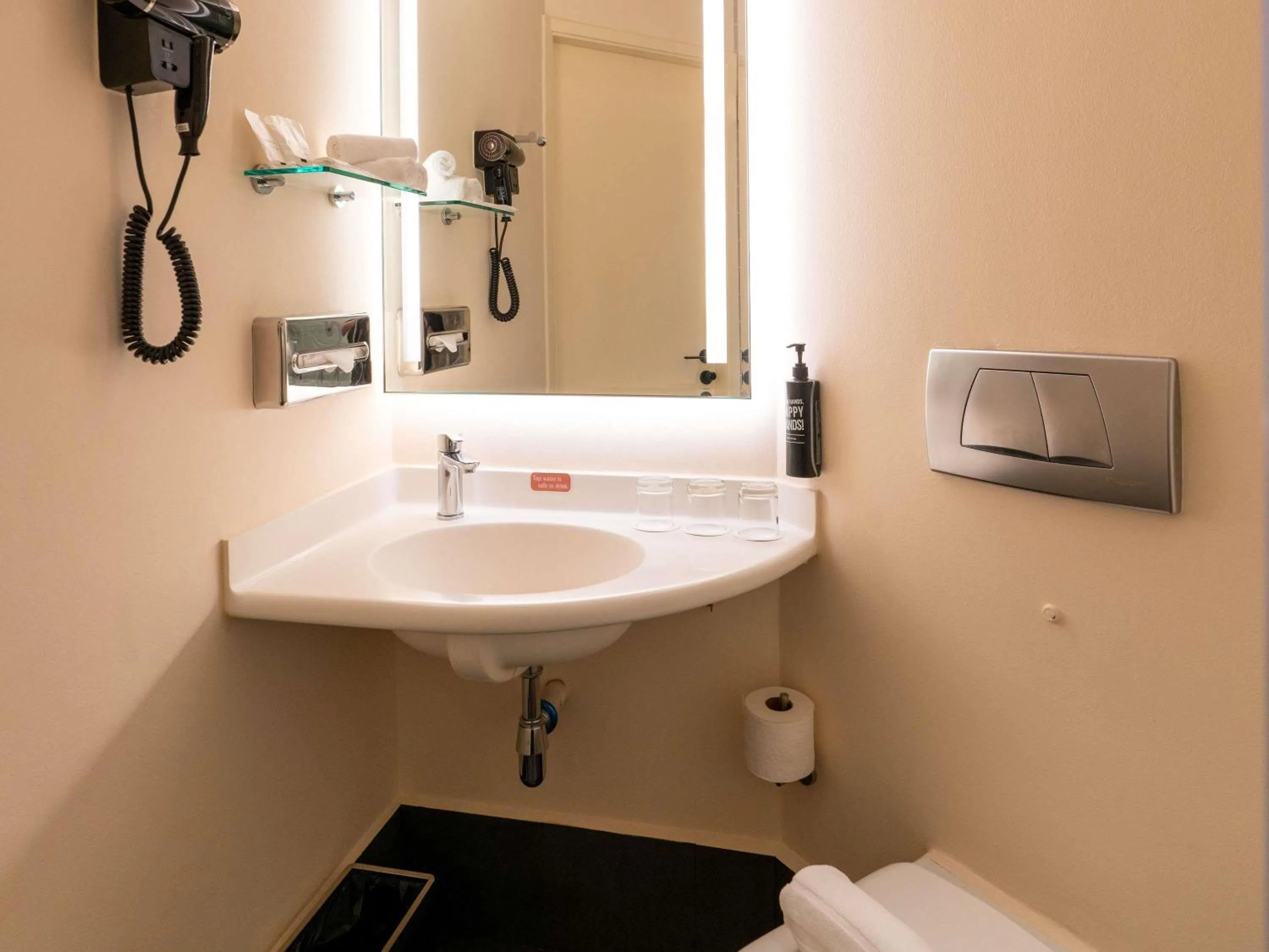 Bedroom in Ibis Singapore on Bencoolen - Newly Renovated