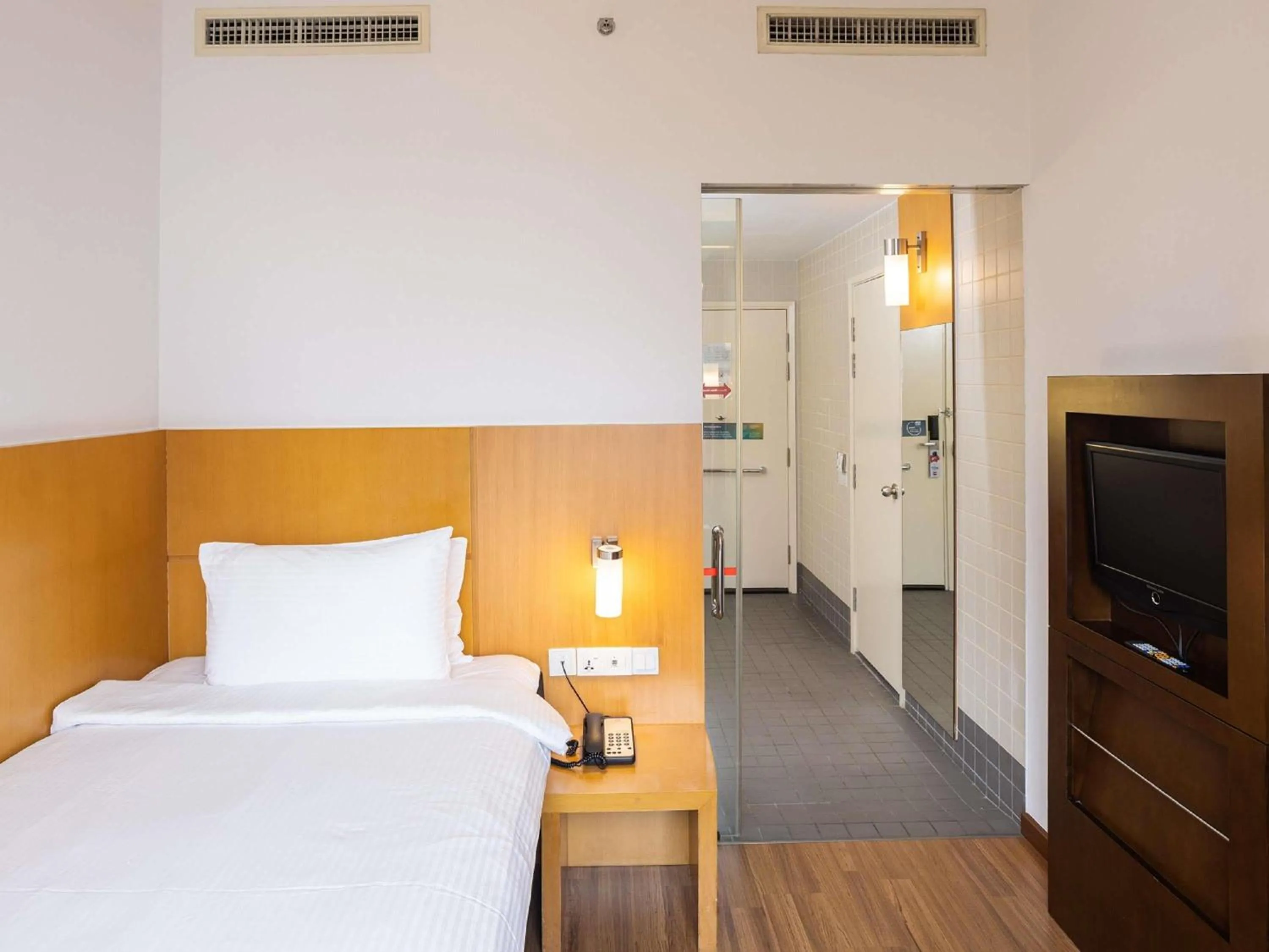Bedroom, Bed in Ibis Singapore on Bencoolen - Newly Renovated