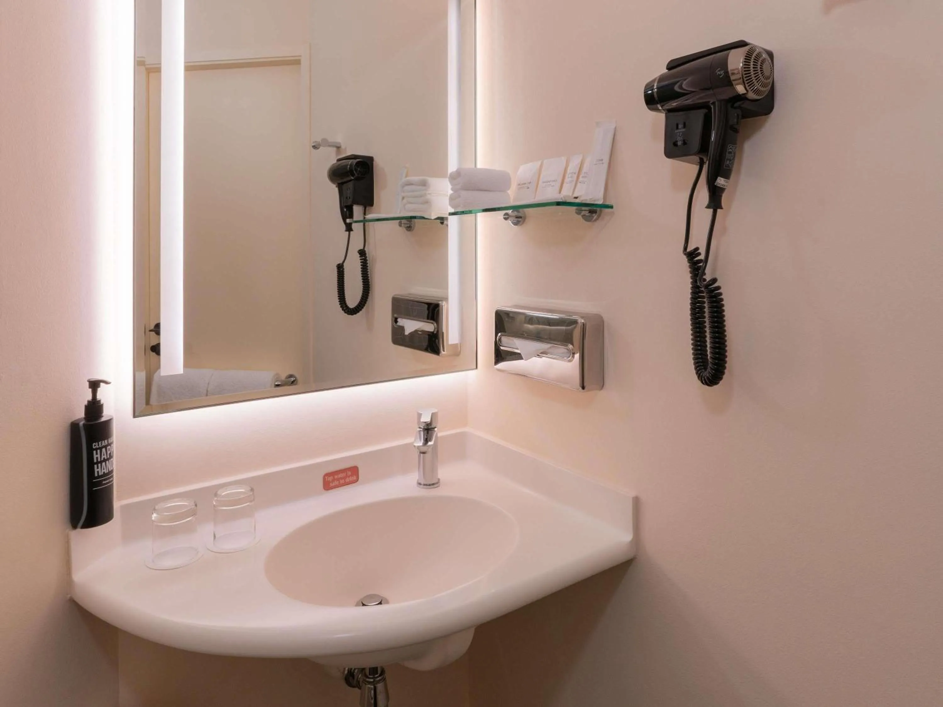 Bedroom in Ibis Singapore on Bencoolen - Newly Renovated