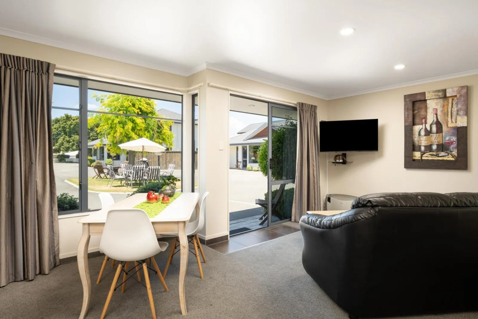 Communal lounge/ TV room in Centre Court Motel