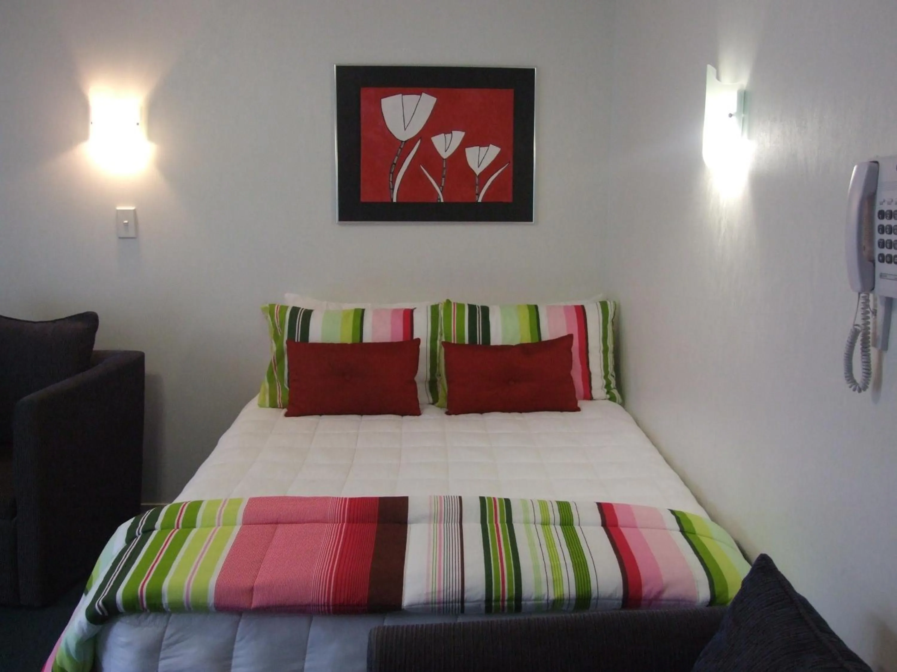 Seating area, Bed in Palm Court Motor Inn