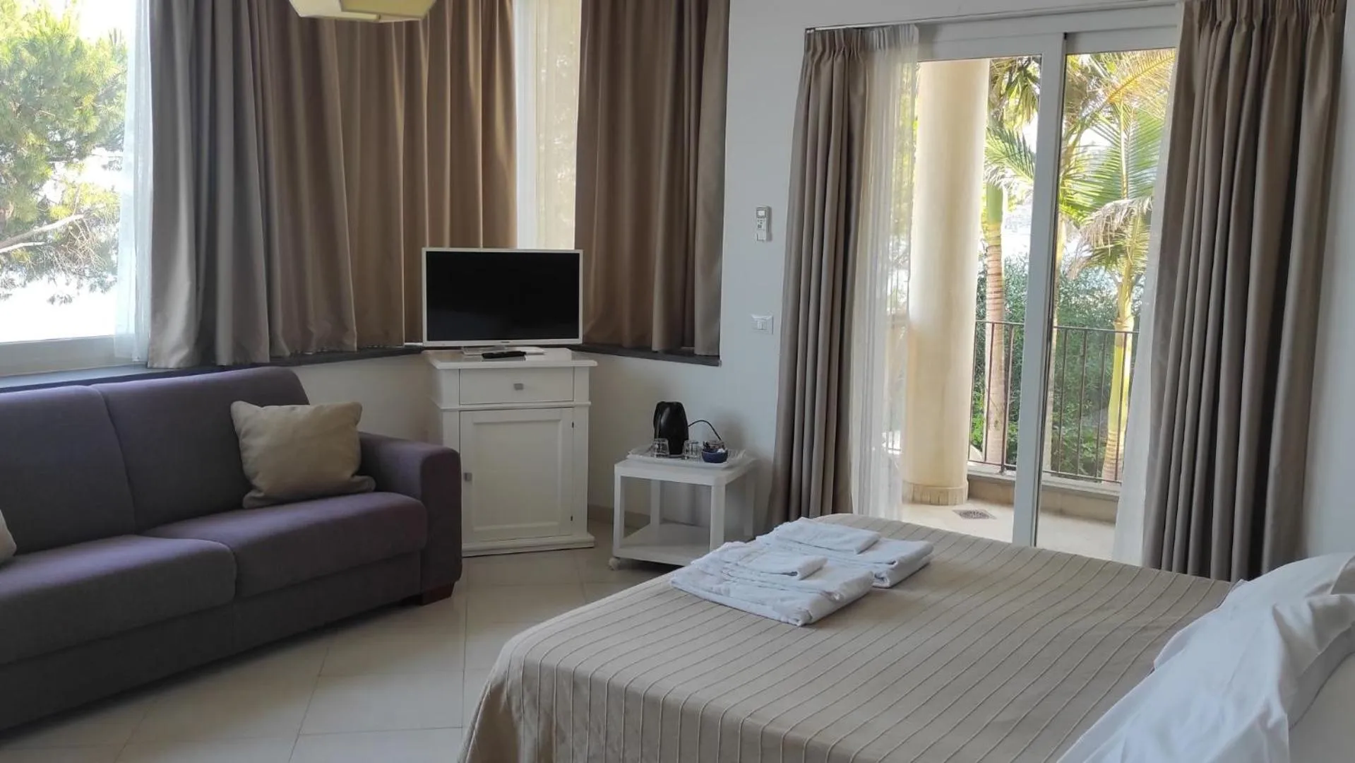 Living room, Bed in Taormina Villa Oasis Residence