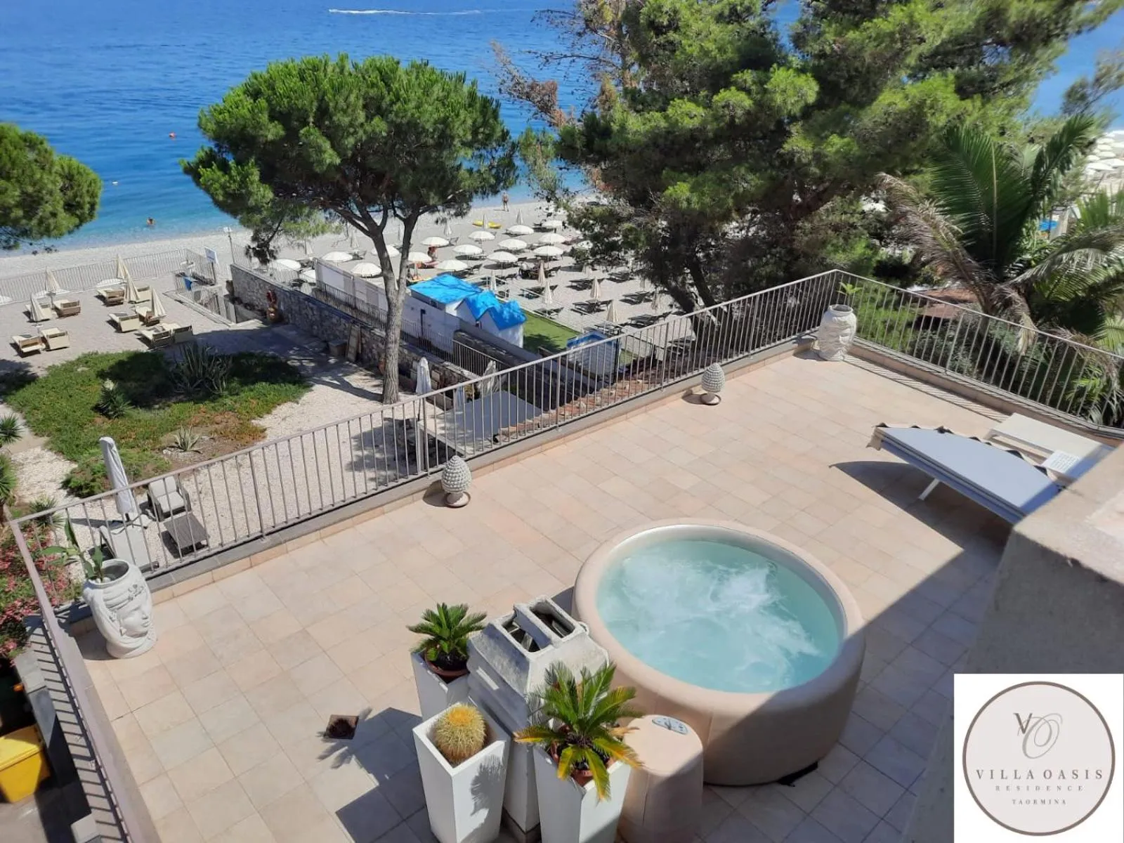 Hot Tub in Taormina Villa Oasis Residence