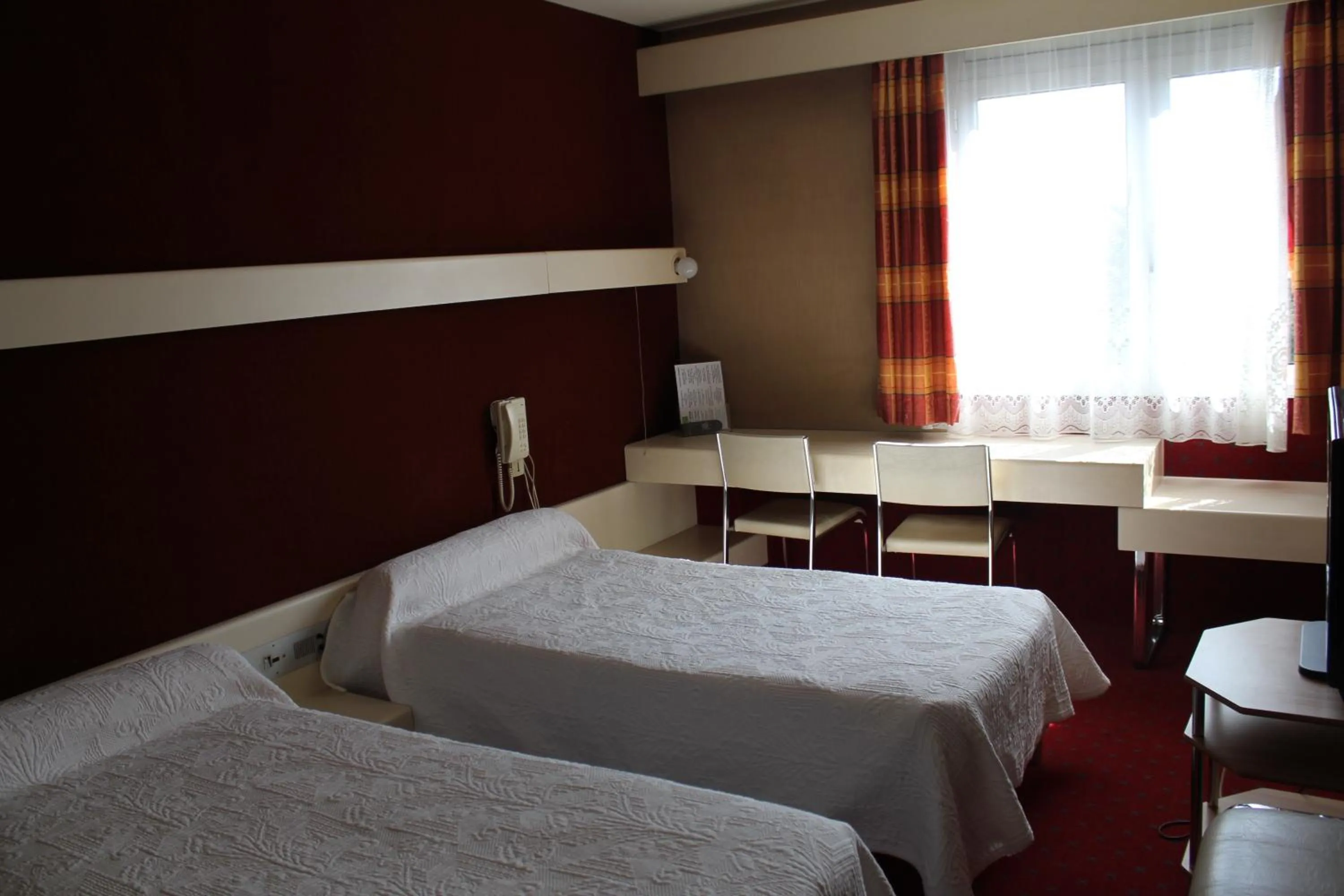 Bedroom, Bed in Le France