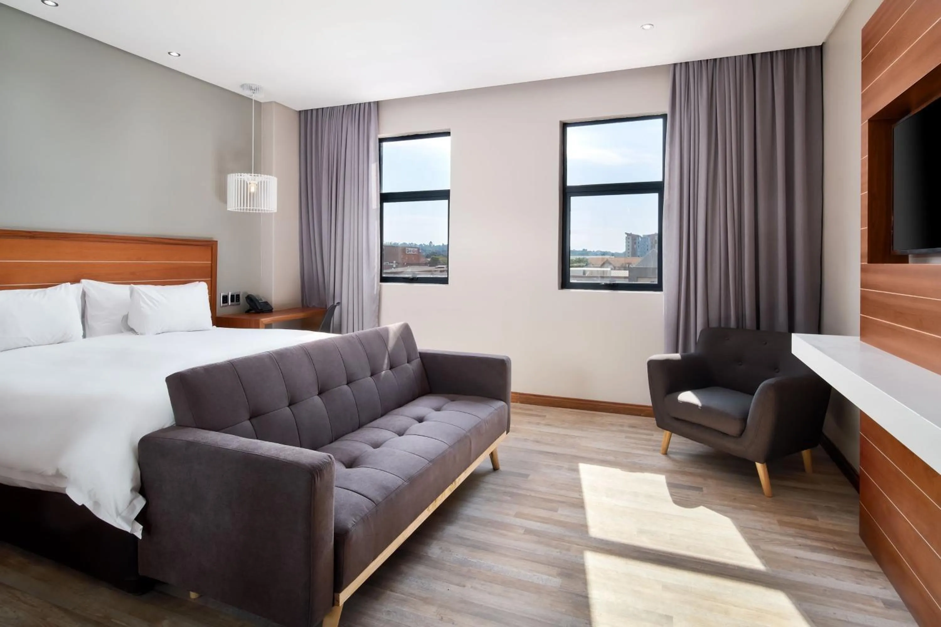 Photo of the whole room, Bed in Protea Hotel by Marriott Pretoria Hatfield