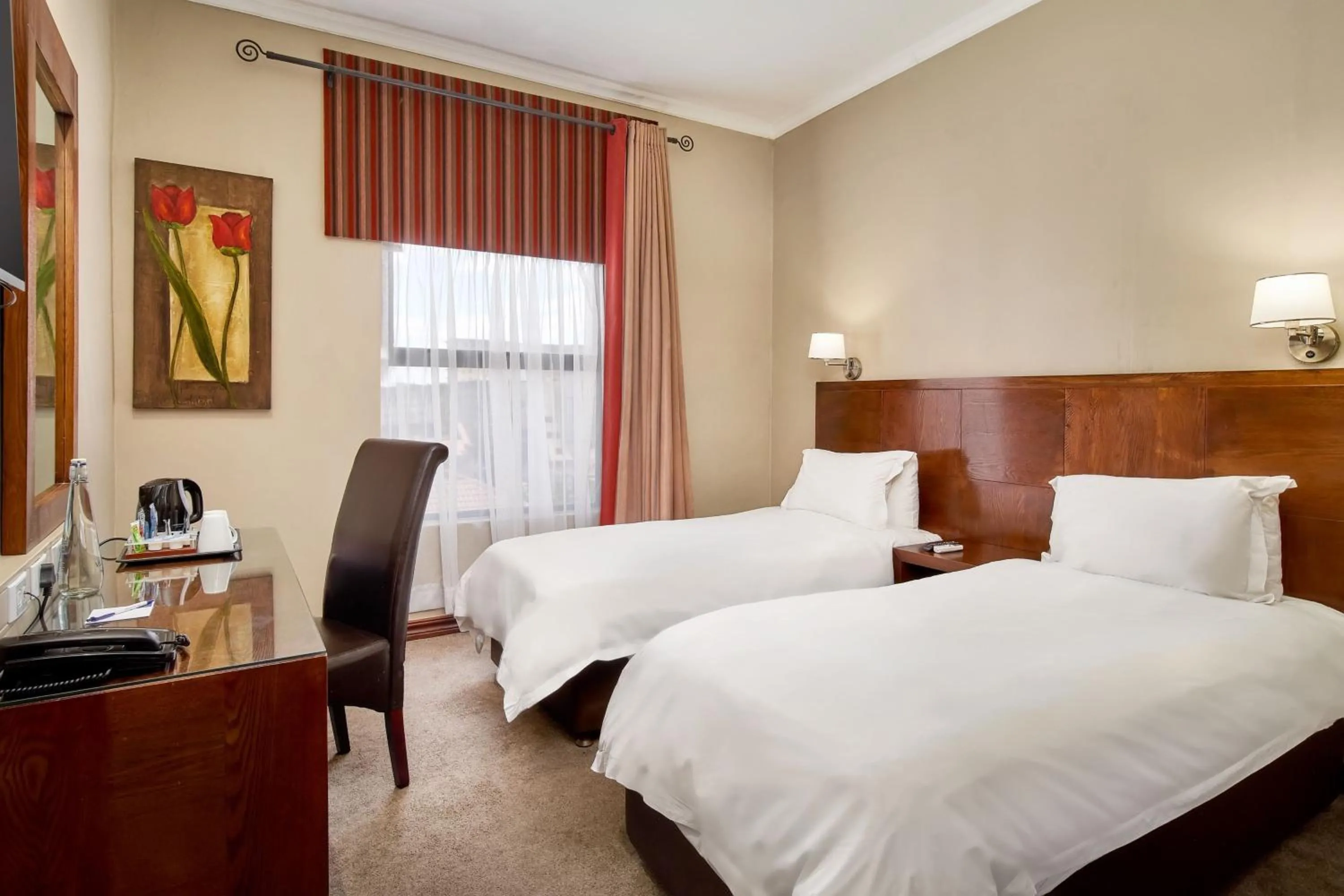 Photo of the whole room, Bed in Protea Hotel by Marriott Pretoria Hatfield