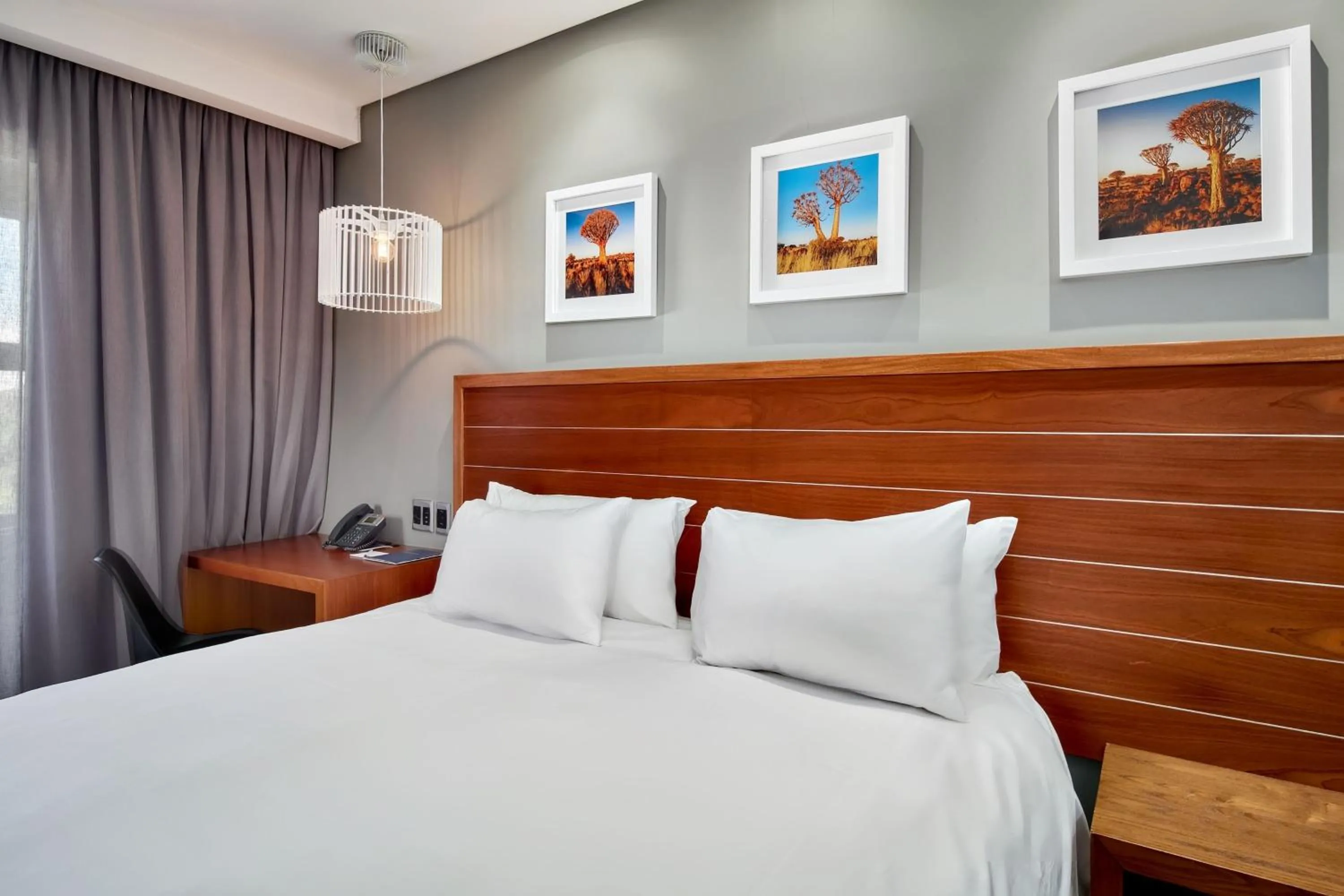 Photo of the whole room, Bed in Protea Hotel by Marriott Pretoria Hatfield