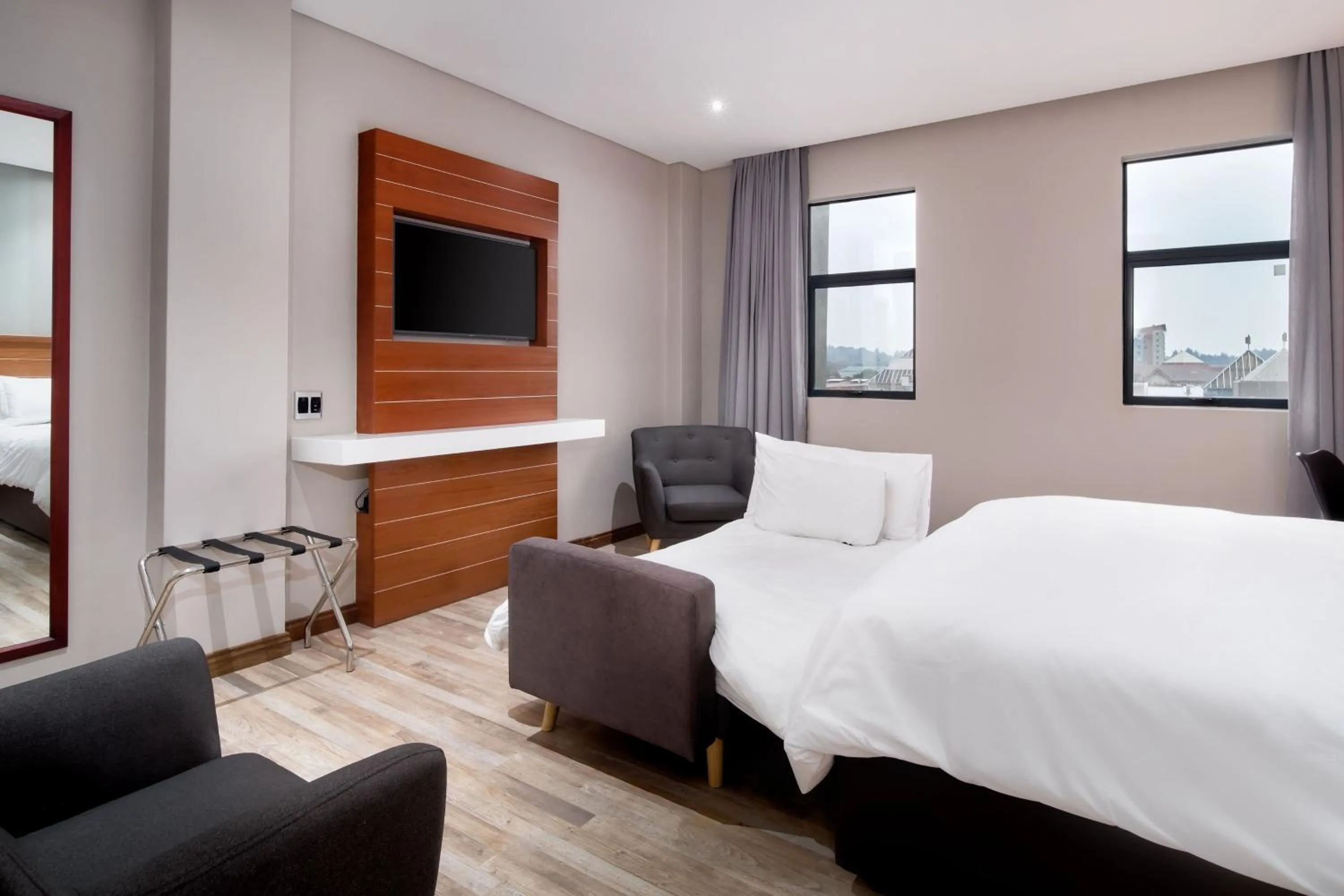 Photo of the whole room, Bed in Protea Hotel by Marriott Pretoria Hatfield