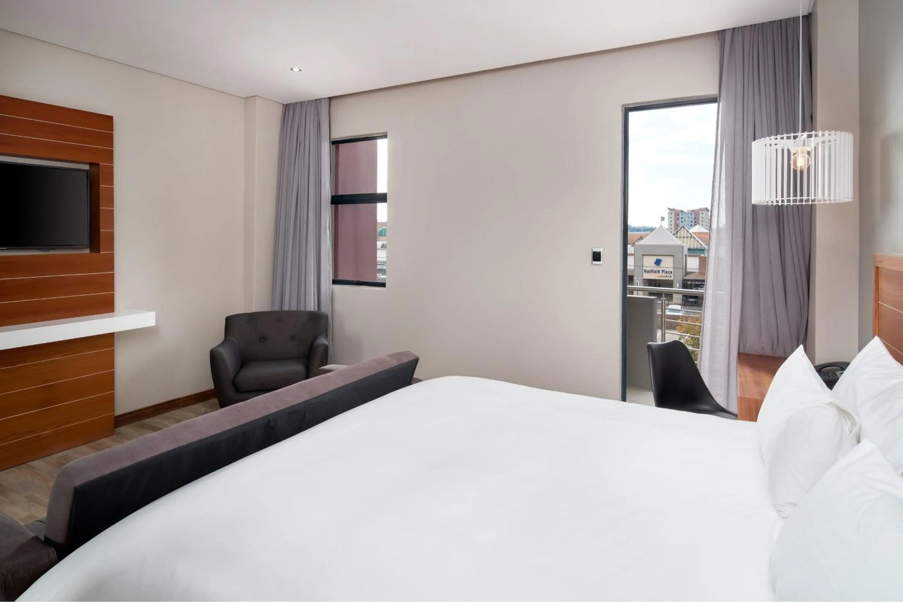 Photo of the whole room, Bed in Protea Hotel by Marriott Pretoria Hatfield