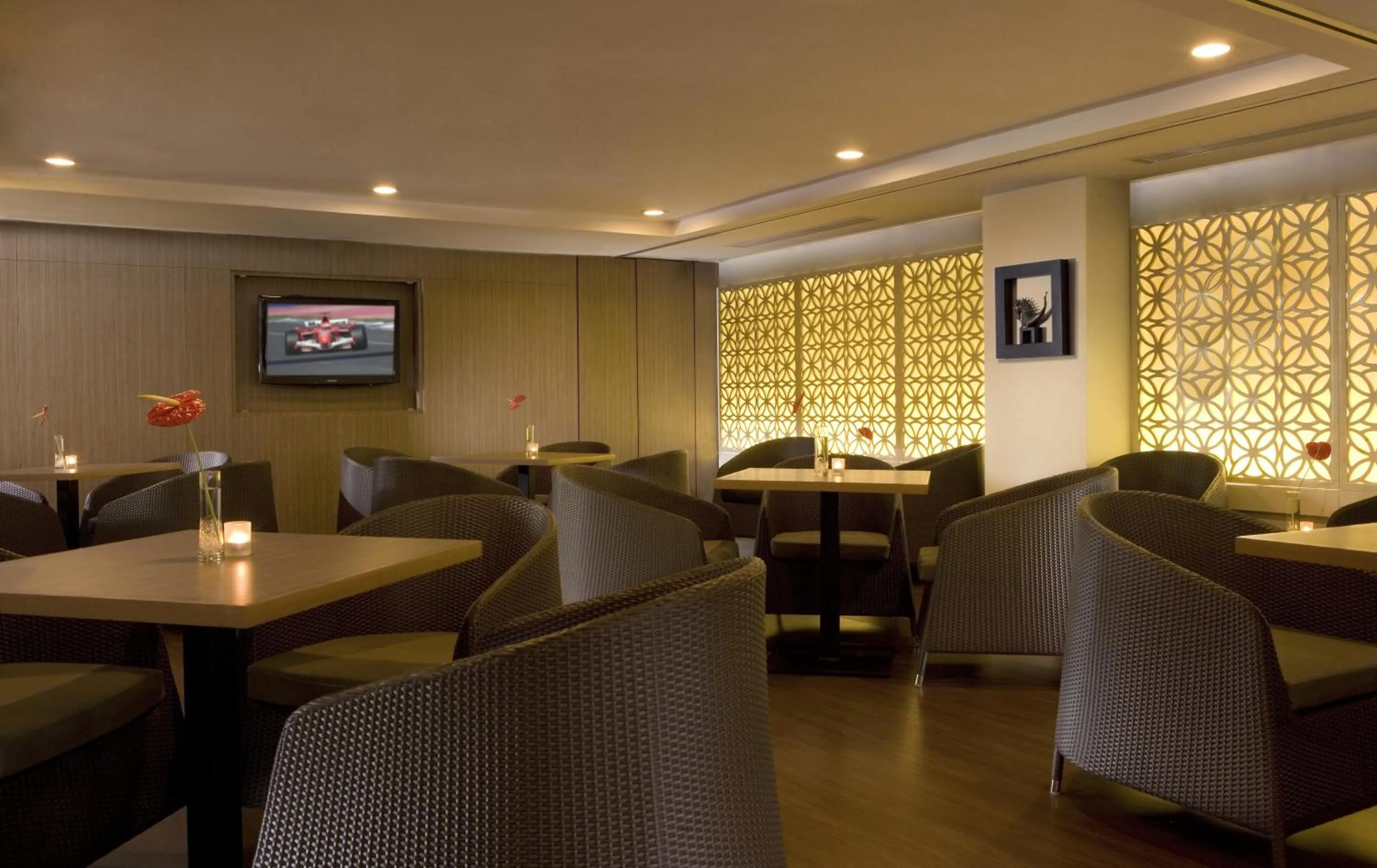 Restaurant/places to eat in Hotel Santika Pandegiling - Surabaya