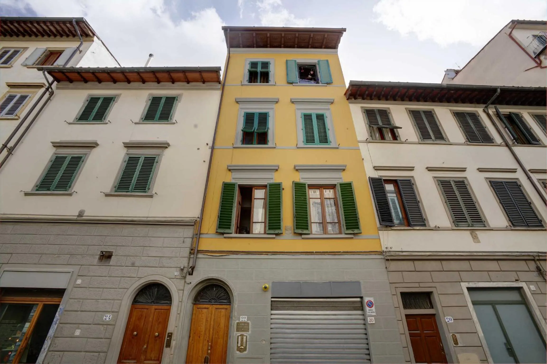 Property building in Soggiorno Pezzati