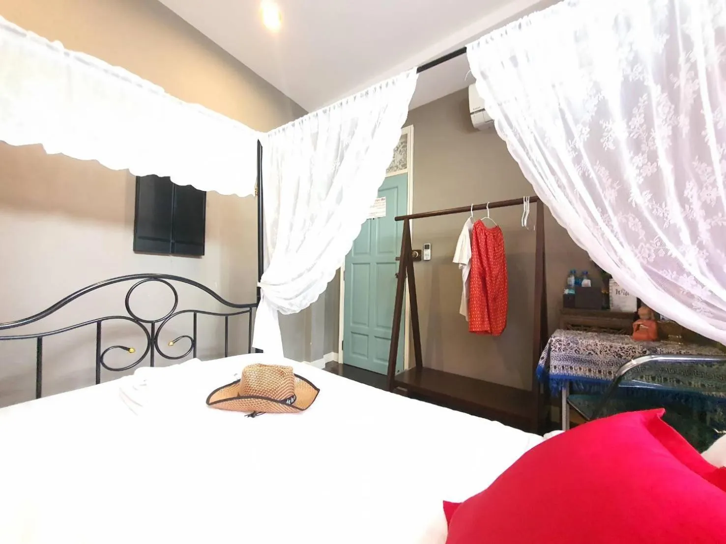 towels, Bed in The Unforgotten B&B