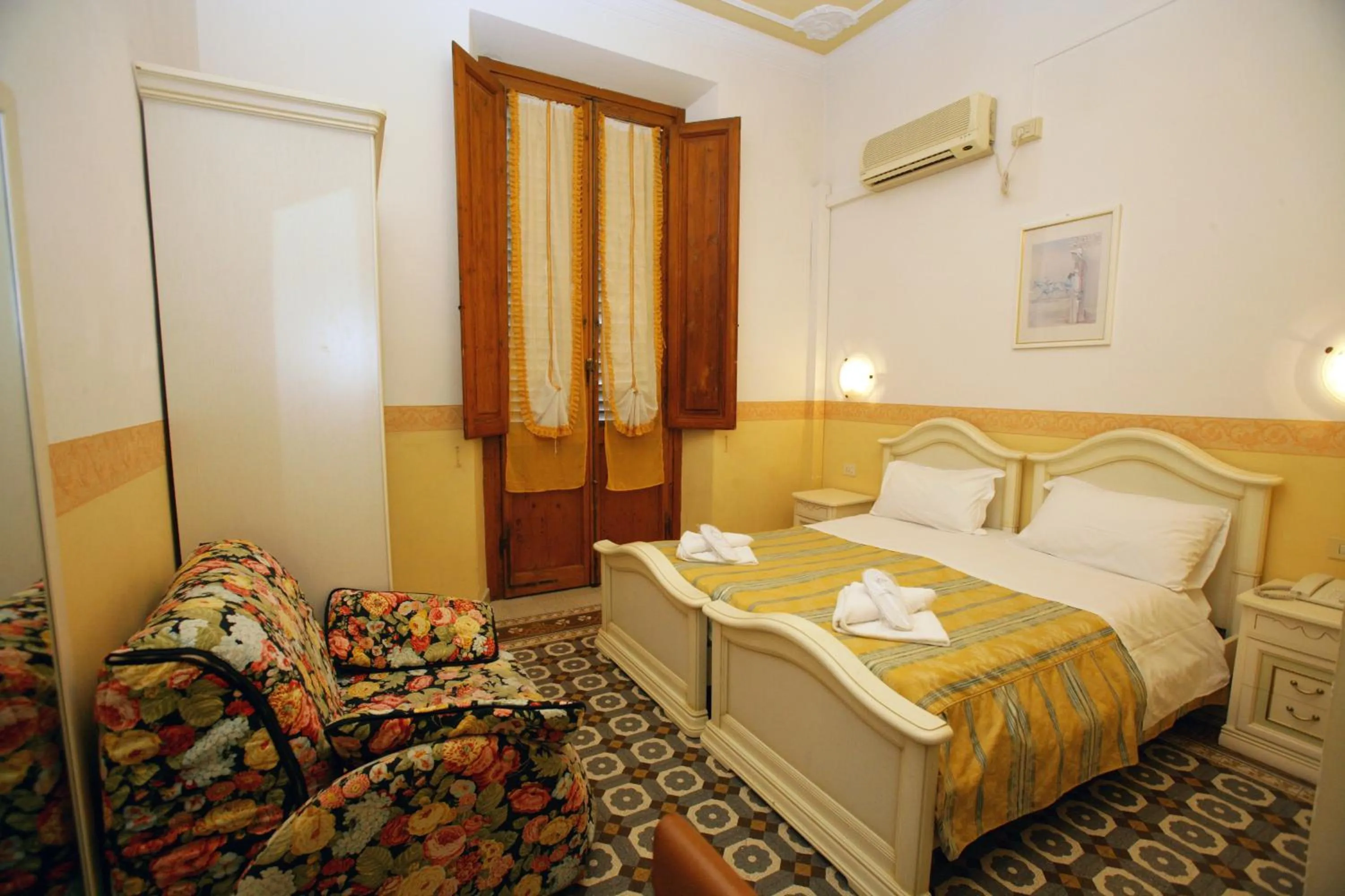 Photo of the whole room, Bed in Hotel Desirèe