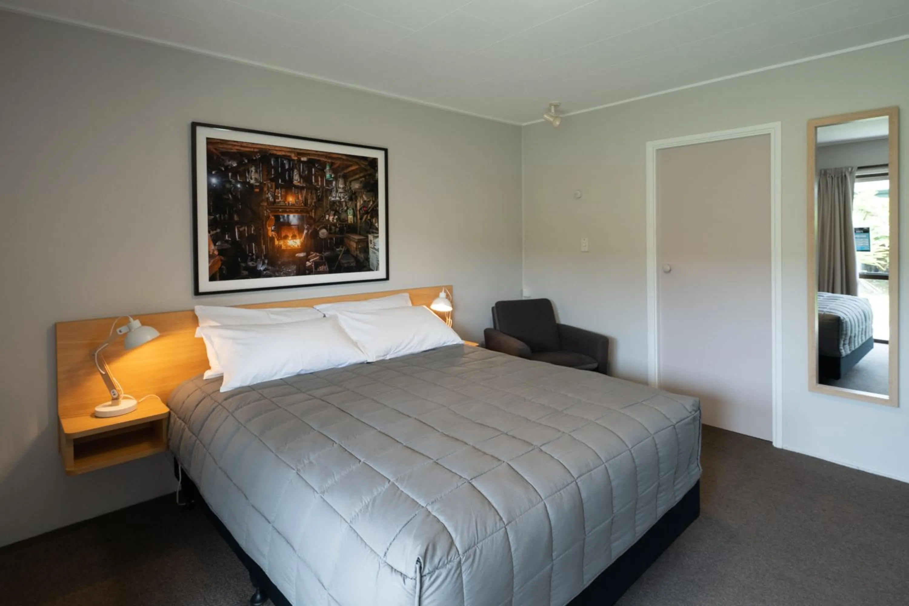 Photo of the whole room, Bed in Dawsons Hotel