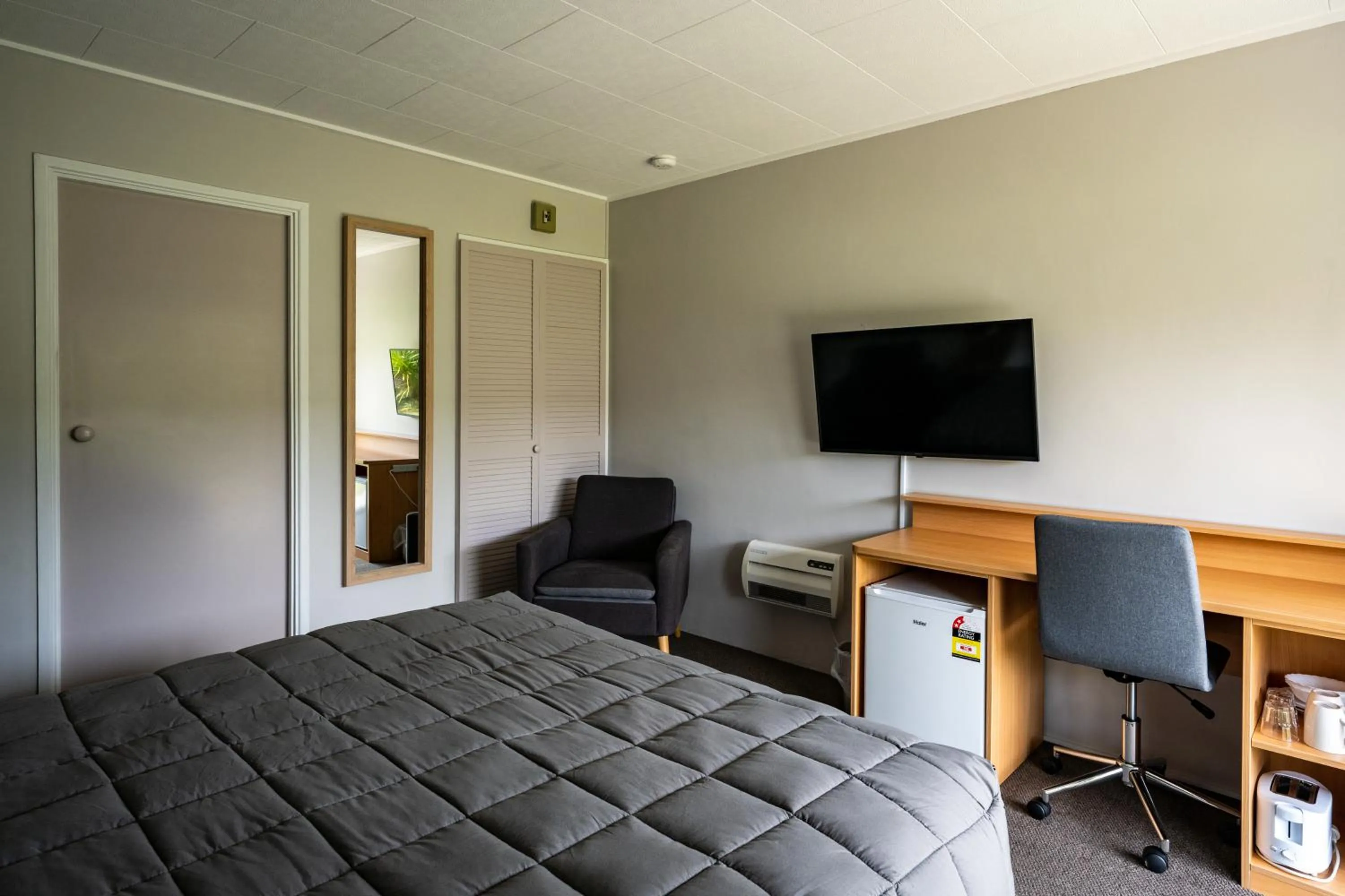 Photo of the whole room, Bed in Dawsons Hotel