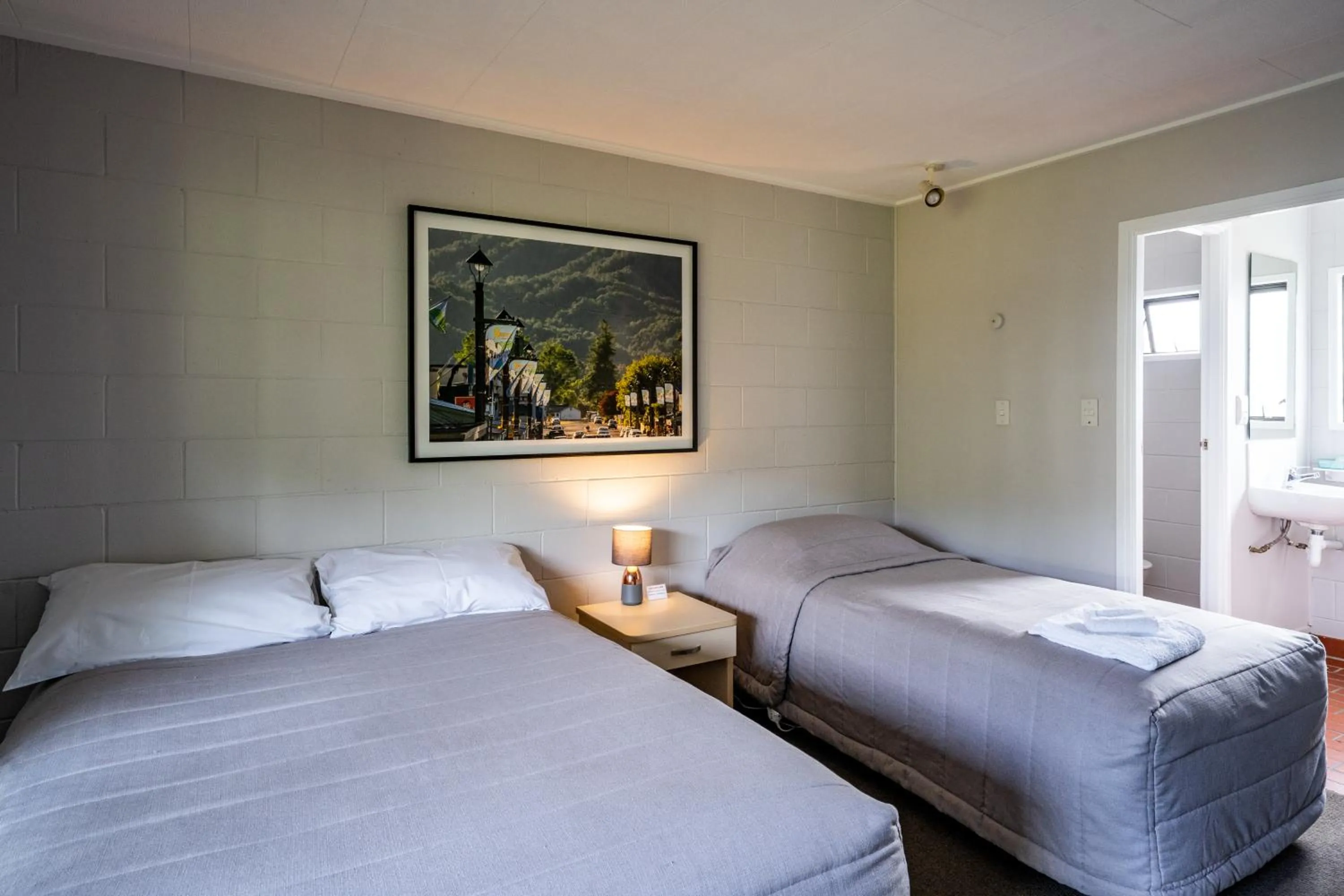 Photo of the whole room, Bed in Dawsons Hotel